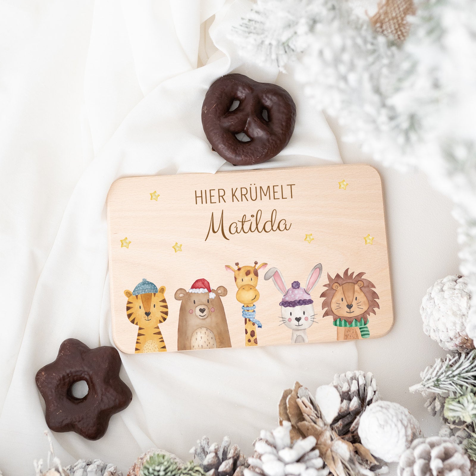 Frühstücksbrett und Emaille Kindertasse personalisiert - Weihnachtstiere Sterne bunt