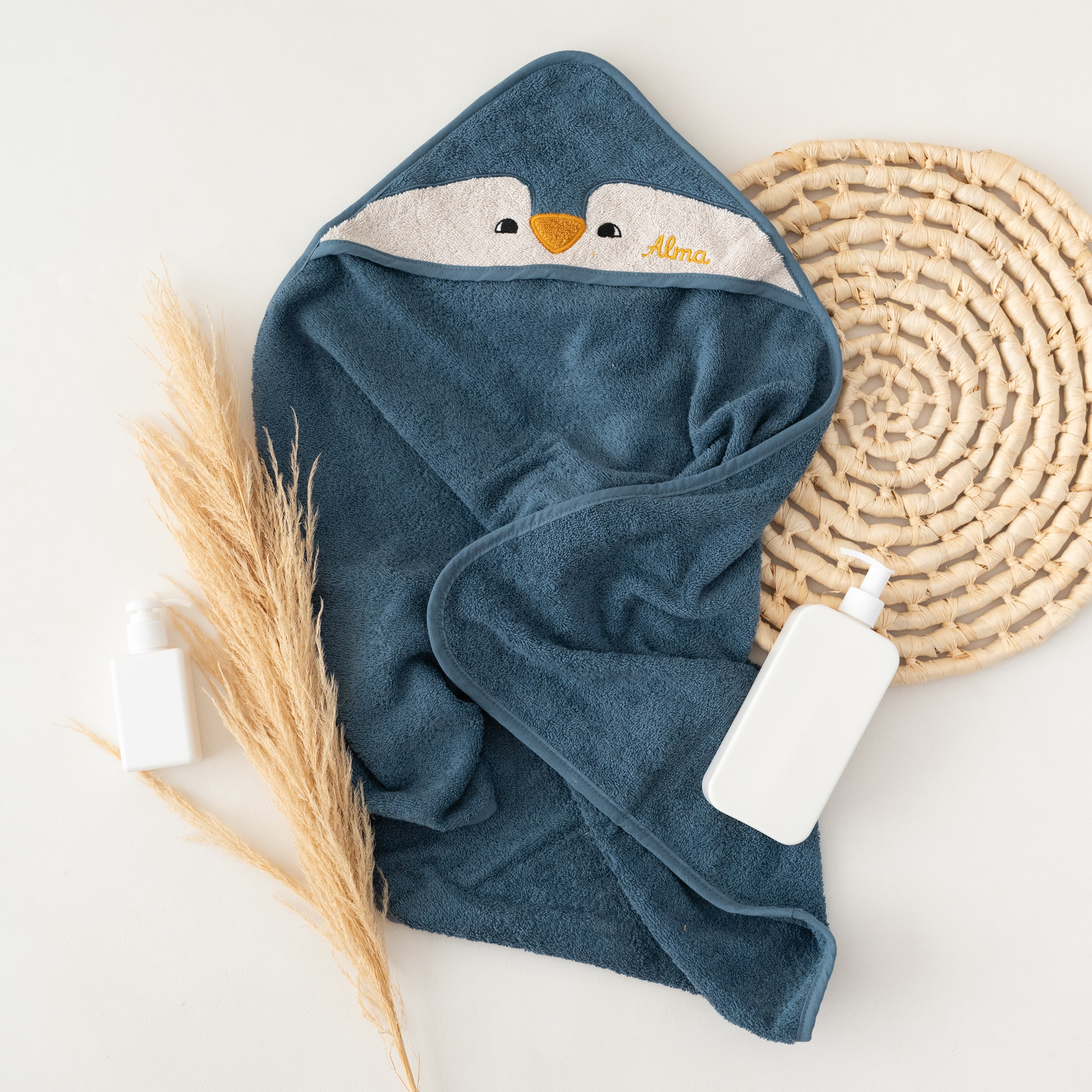 LIEWOOD Kapuzenhandtuch Pinguin oder Eisbär personalisierbar