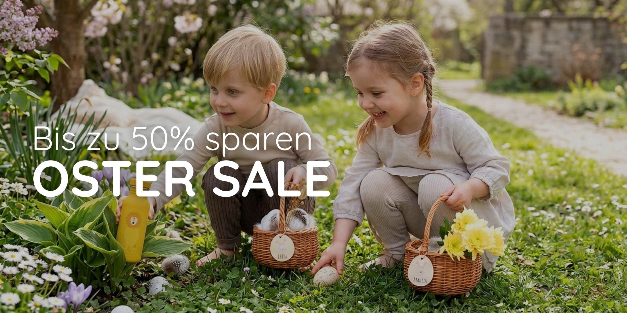 Oster Sale Banner mit zwei Kindern im Garten und personalisierten Osterkörbchen, dazu der Text Bis zu 50% sparen Oster Sale