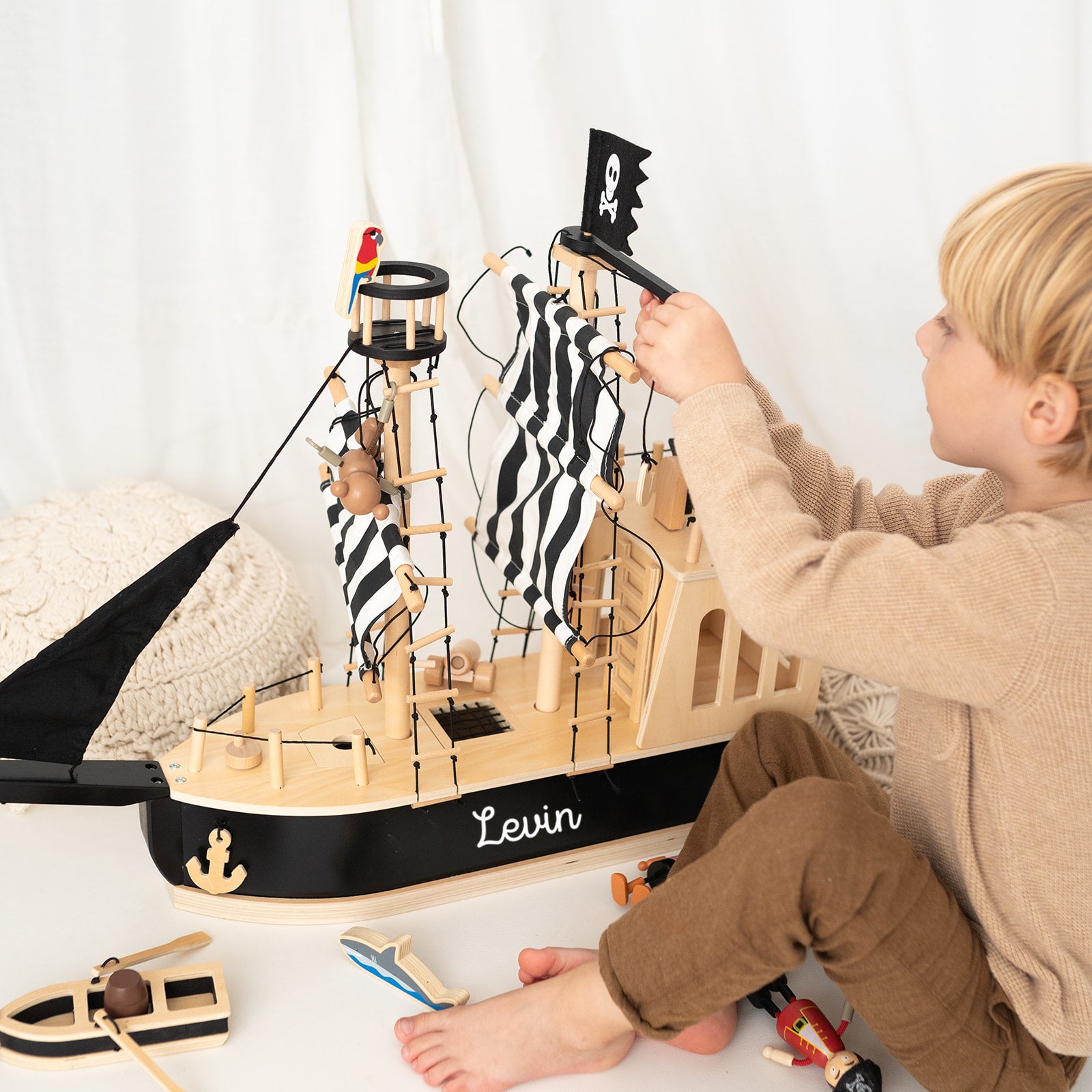 Piratenschiff Holz personalisiert