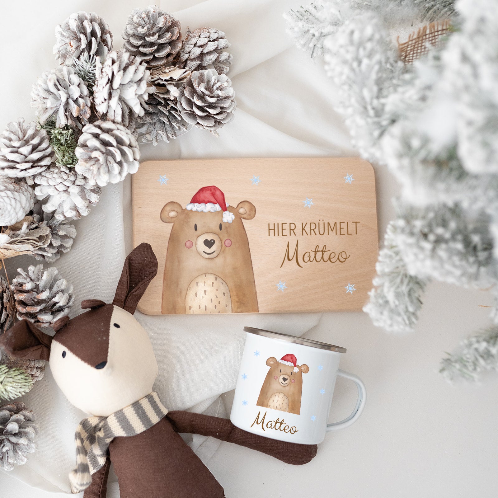 Frühstücksbrett und Emaille Kindertasse personalisiert - Weihnachtsbär bunt