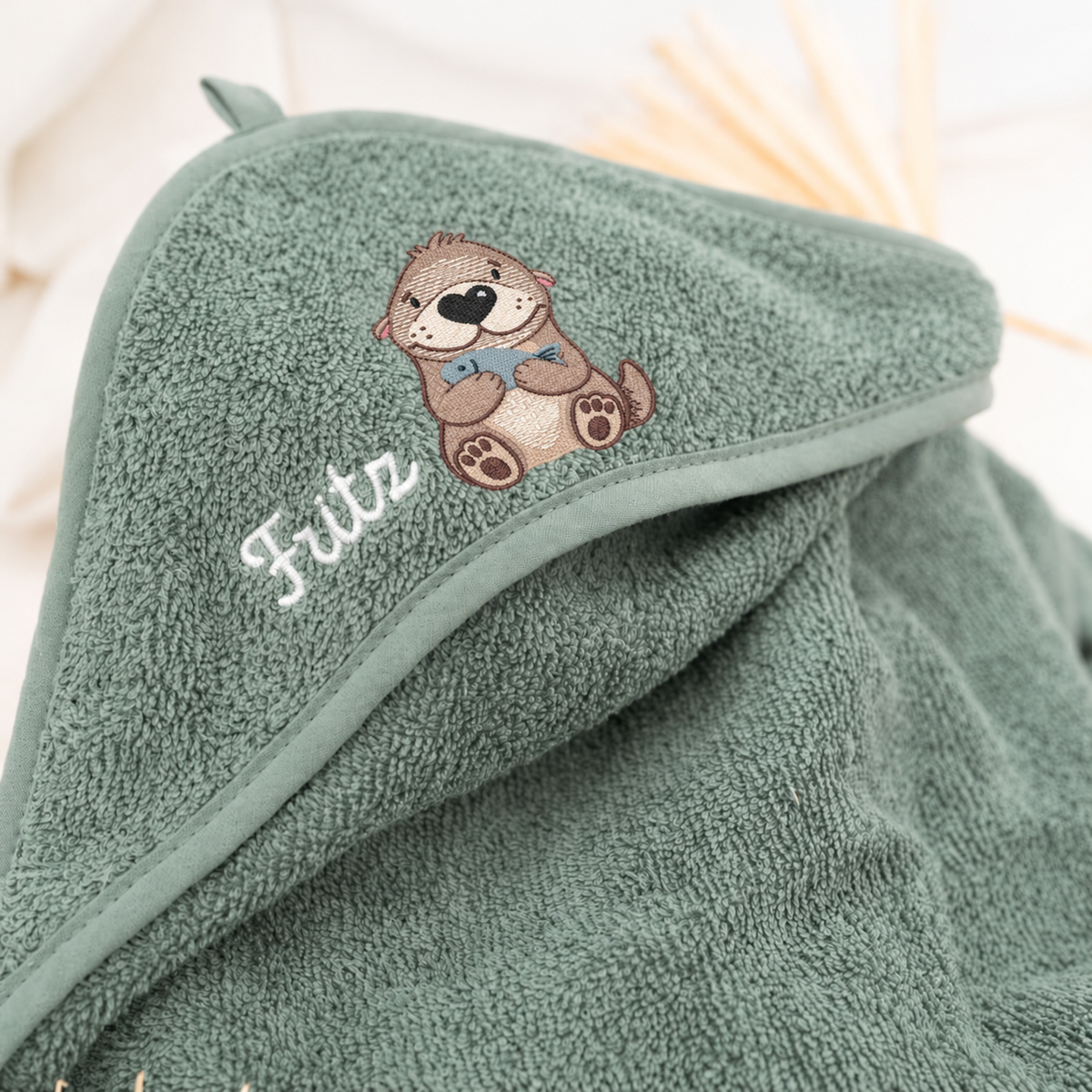 Kapuzenhandtuch Frottee personalisiert - Otter mit Fisch