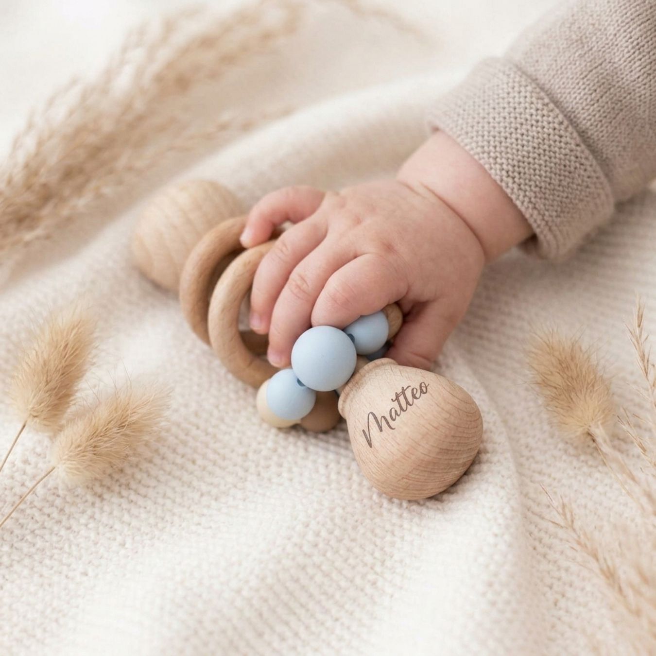 Baby Holzrassel mit Silikonperlen personalisiert - wunderwunsch