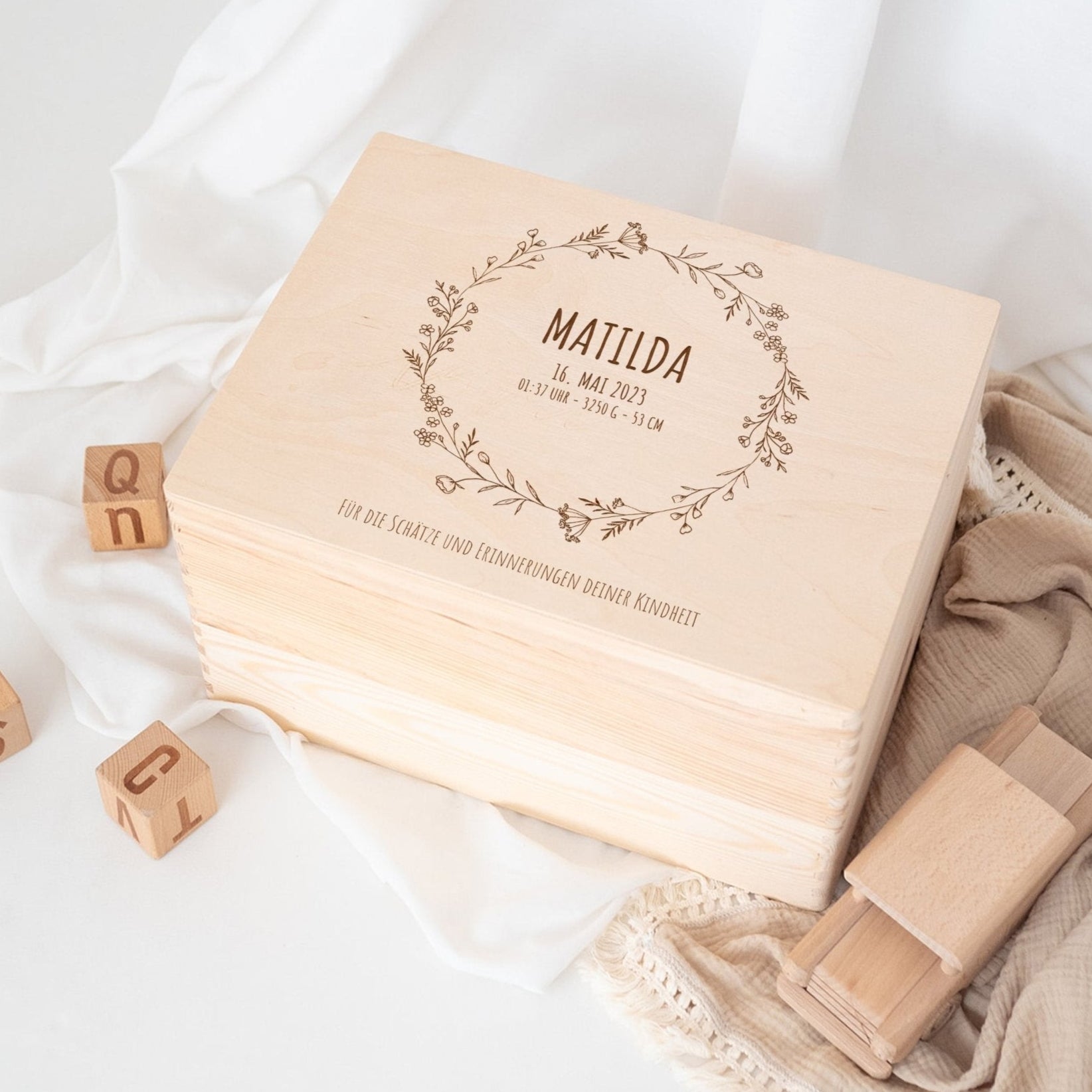 Erinnerungsbox Holz "Kindheitserinnerungen" mit Wunschdaten – Blumenkranz - wunderwunsch