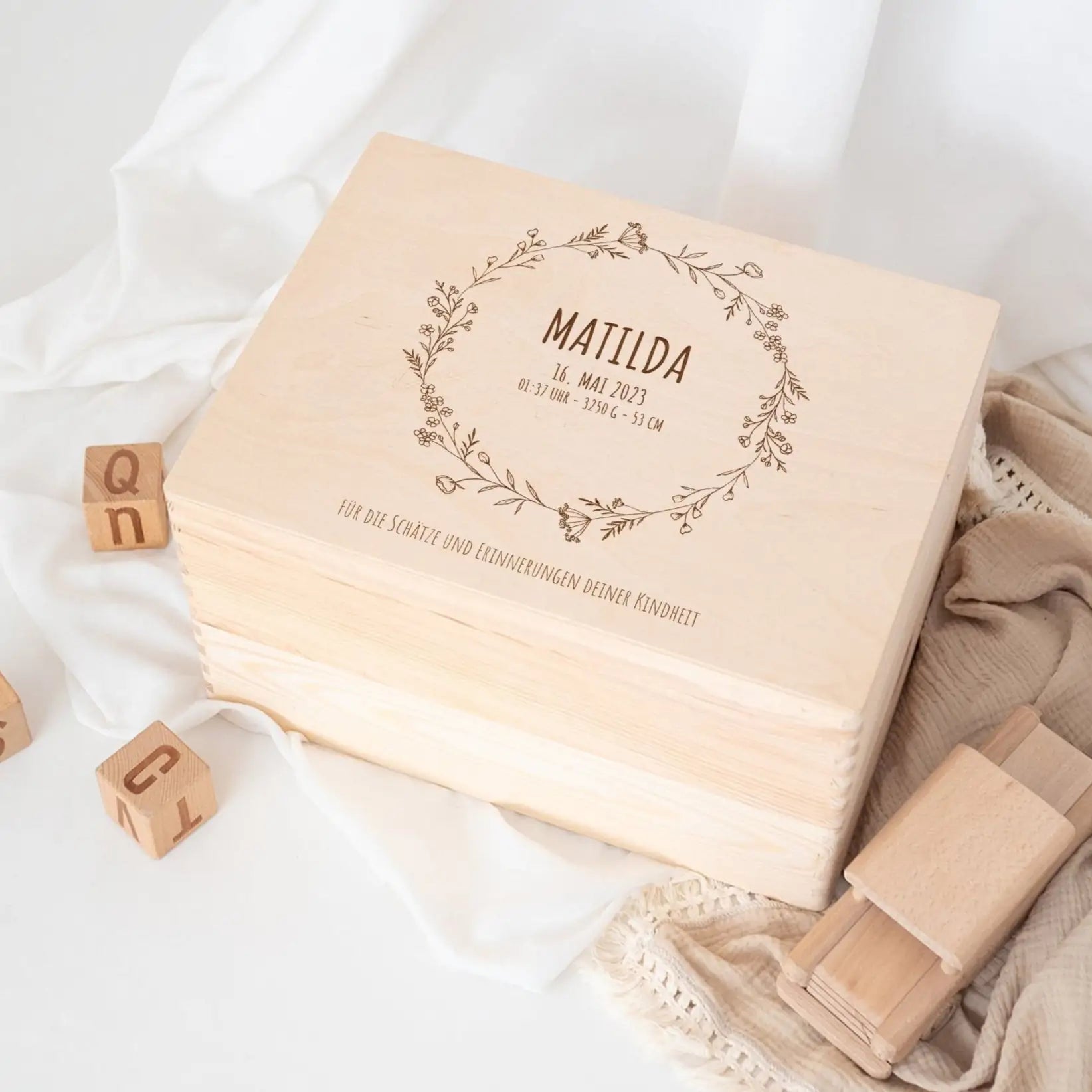 kindheitserinnerungen aufbewahren Erinnerungsbox Holz "Kindheitserinnerungen" mit Wunschdaten –  Blumenkranz⎜Wunderwunsch