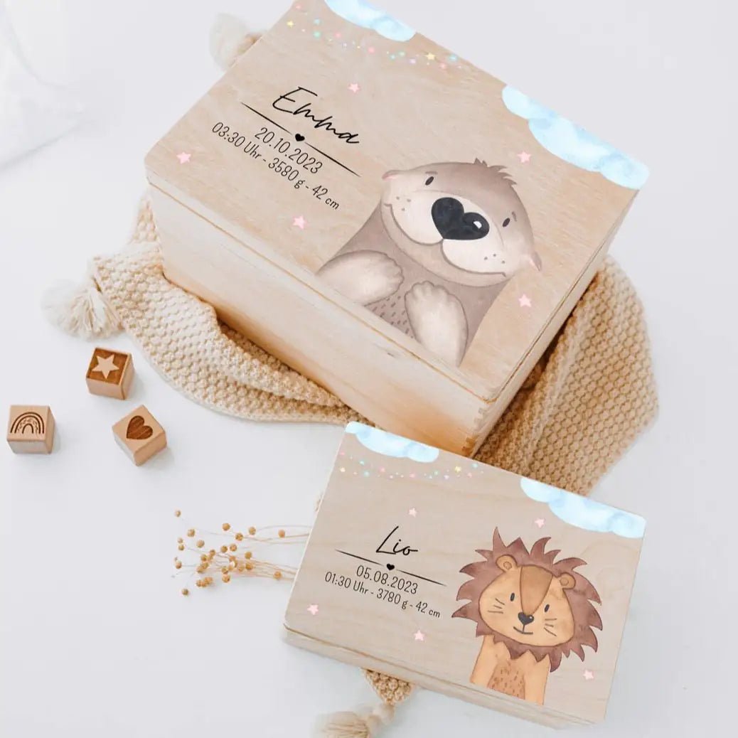 Erinnerungsbox Holz mit Wunschdaten – Tier Wolken Sterne blau Aquarell - wunderwunsch