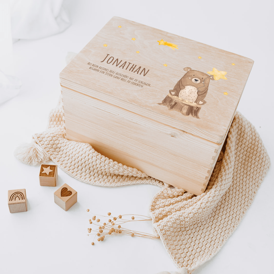 Erinnerungsbox Holz "Sternenkind" mit Wunschname – Bär Aquarell - wunderwunsch