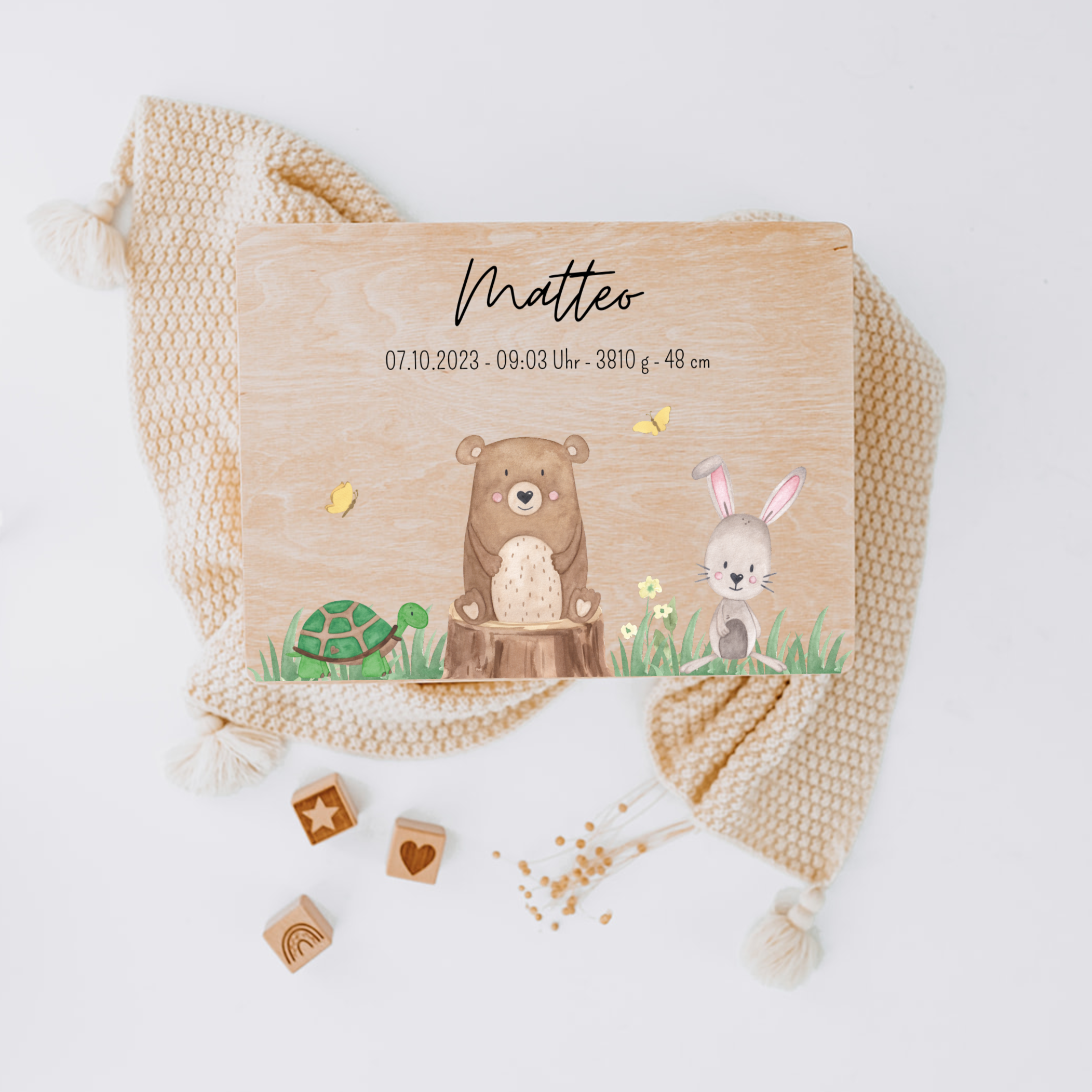 Erinnerungsbox Baby personalisiert - Bär auf Baumstamm Aquarell