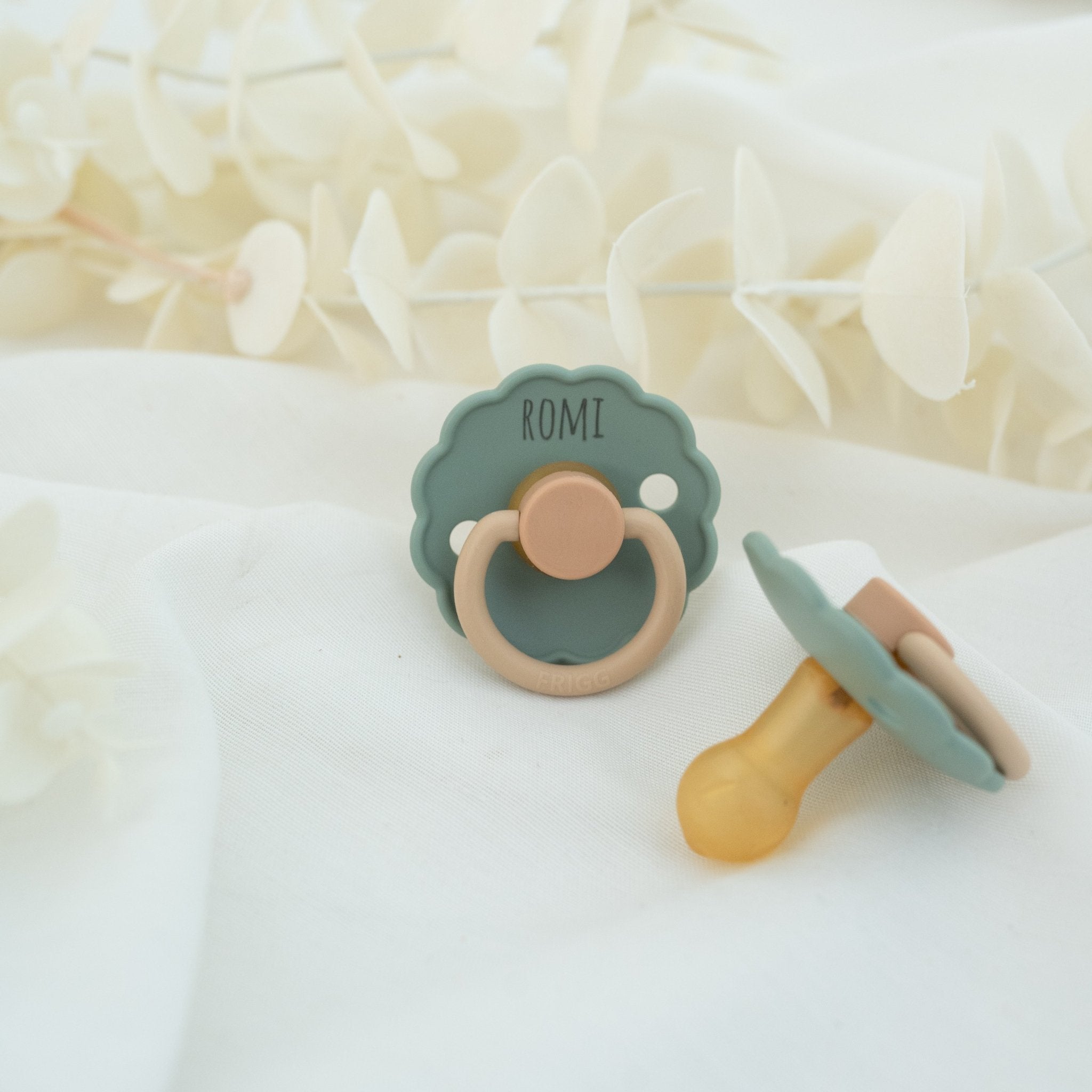 FRIGG Schnuller "Blume" personalisierbar - wunderwunsch
