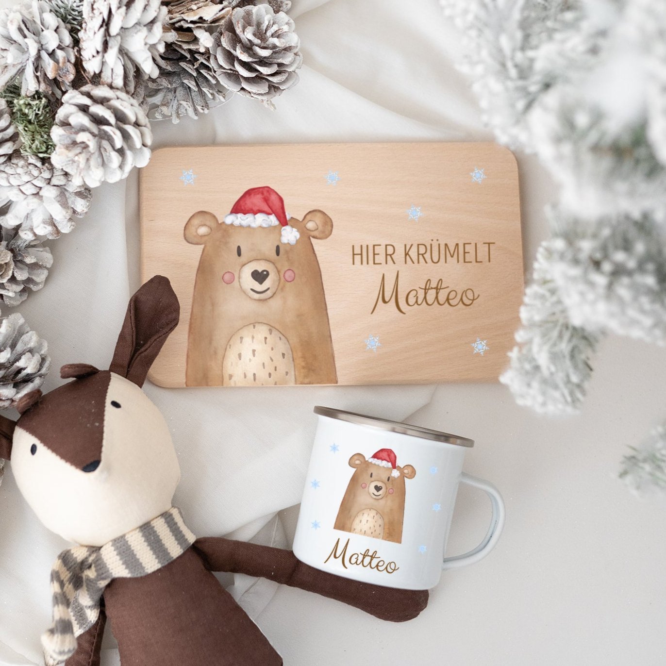 Frühstücksbrett und Emaille Kindertasse personalisiert - Weihnachtsbär bunt - wunderwunsch