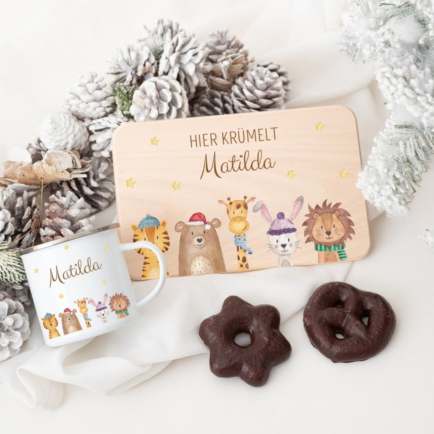 Frühstücksbrett und Emaille Kindertasse personalisiert - Weihnachtstiere Sterne bunt - wunderwunsch