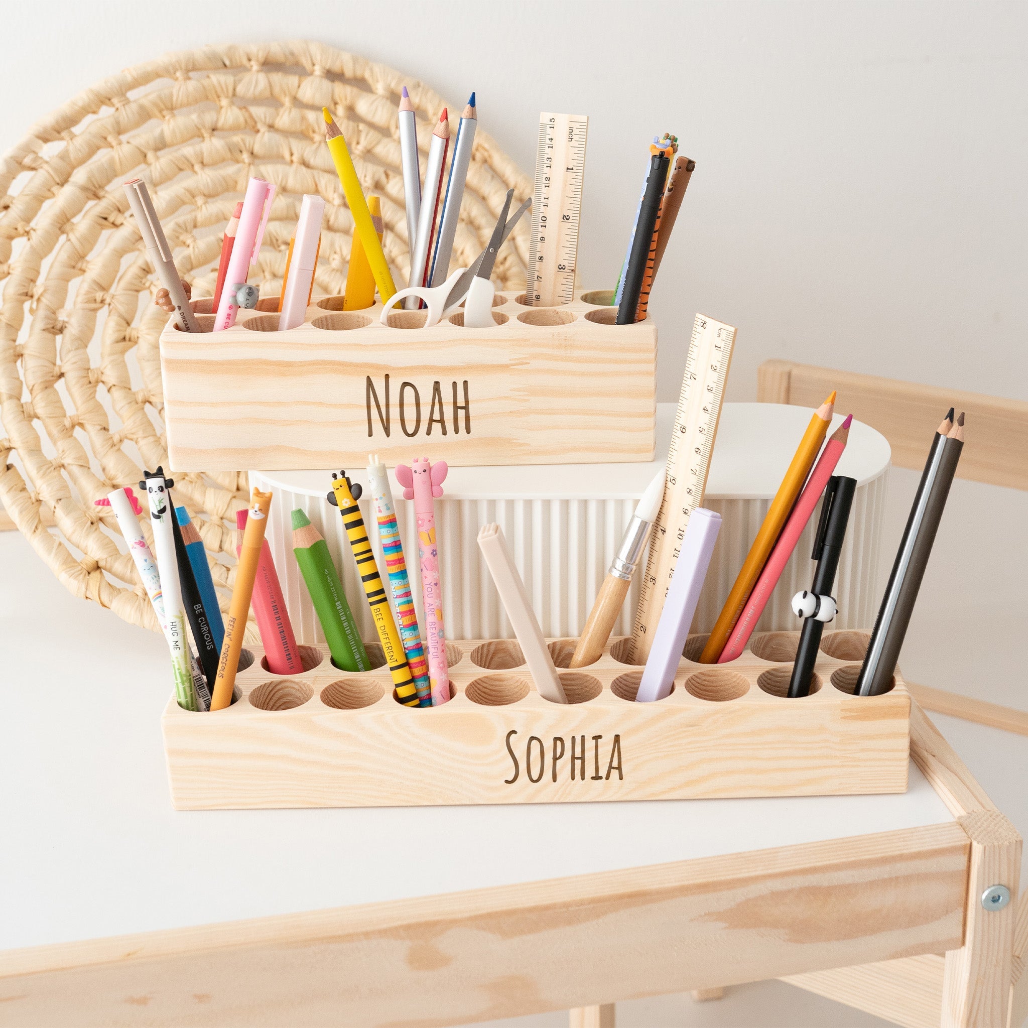 Holz Schreibtisch Organizer mit dicken Löchern personalisierbar - wunderwunsch