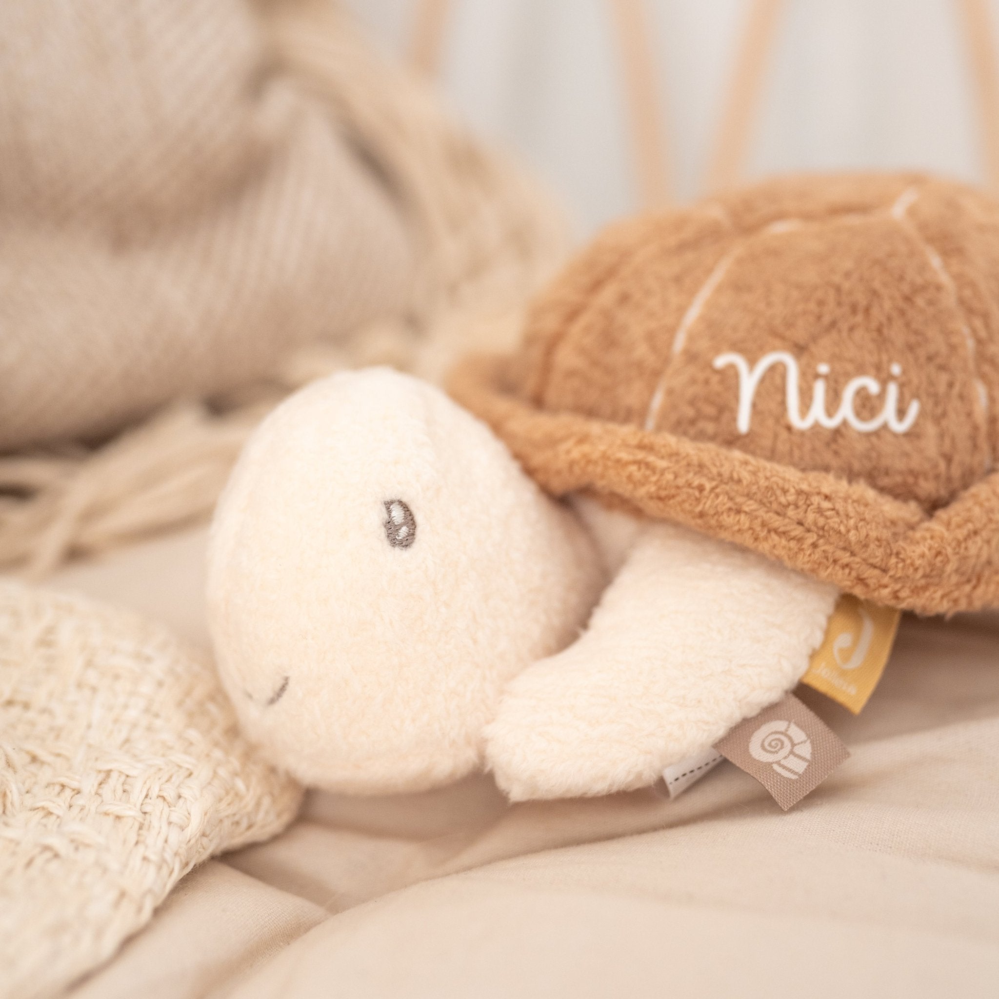 JOLLEIN Activity Stofftier Boucle personalisiert - Robbe, Wal oder Schildkröte - wunderwunsch