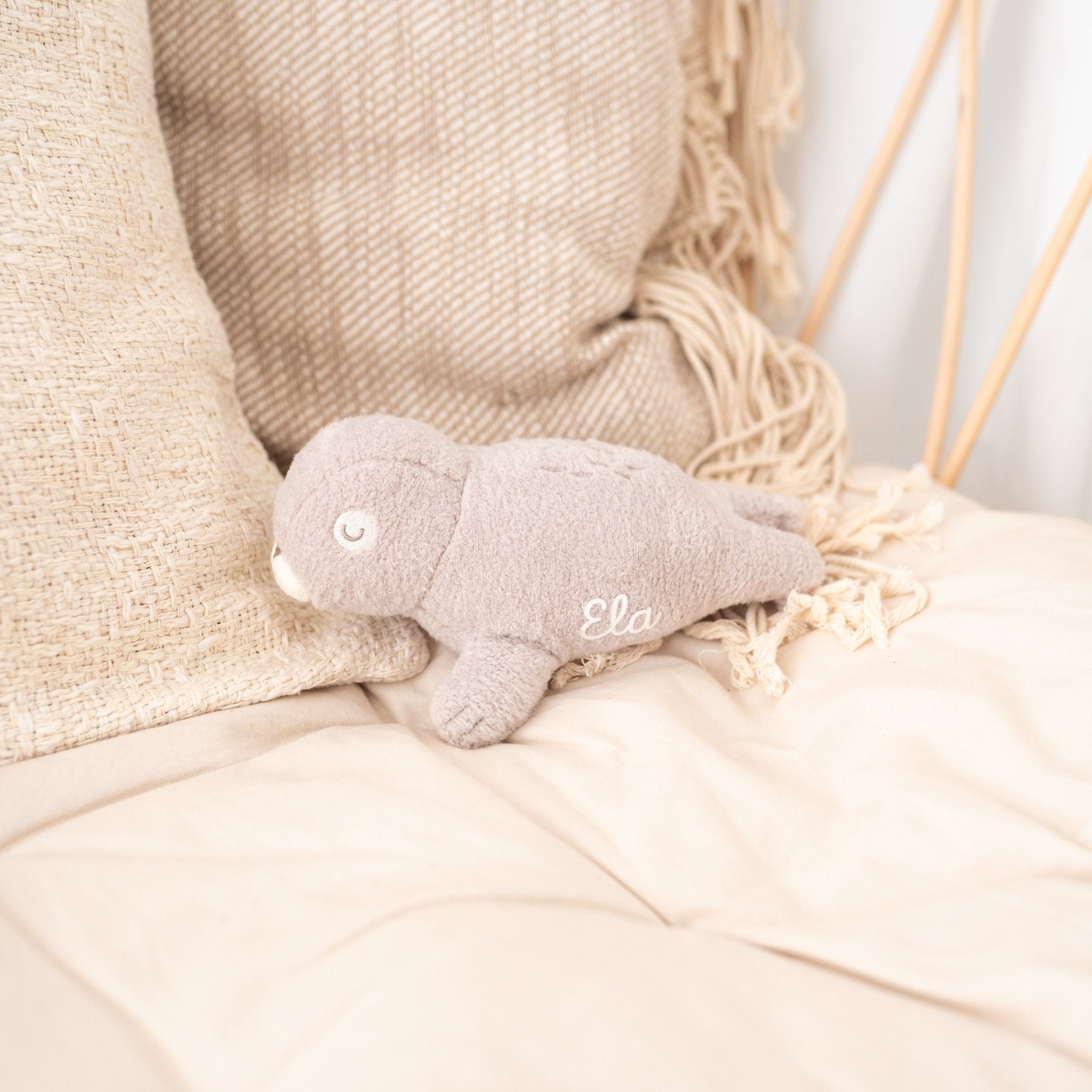 JOLLEIN Activity Stofftier Boucle personalisiert - Robbe, Wal oder Schildkröte - wunderwunsch