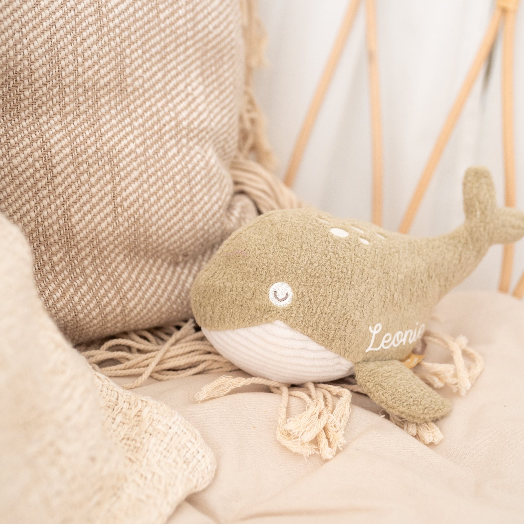 JOLLEIN Activity Stofftier Boucle personalisiert - Robbe, Wal oder Schildkröte - wunderwunsch
