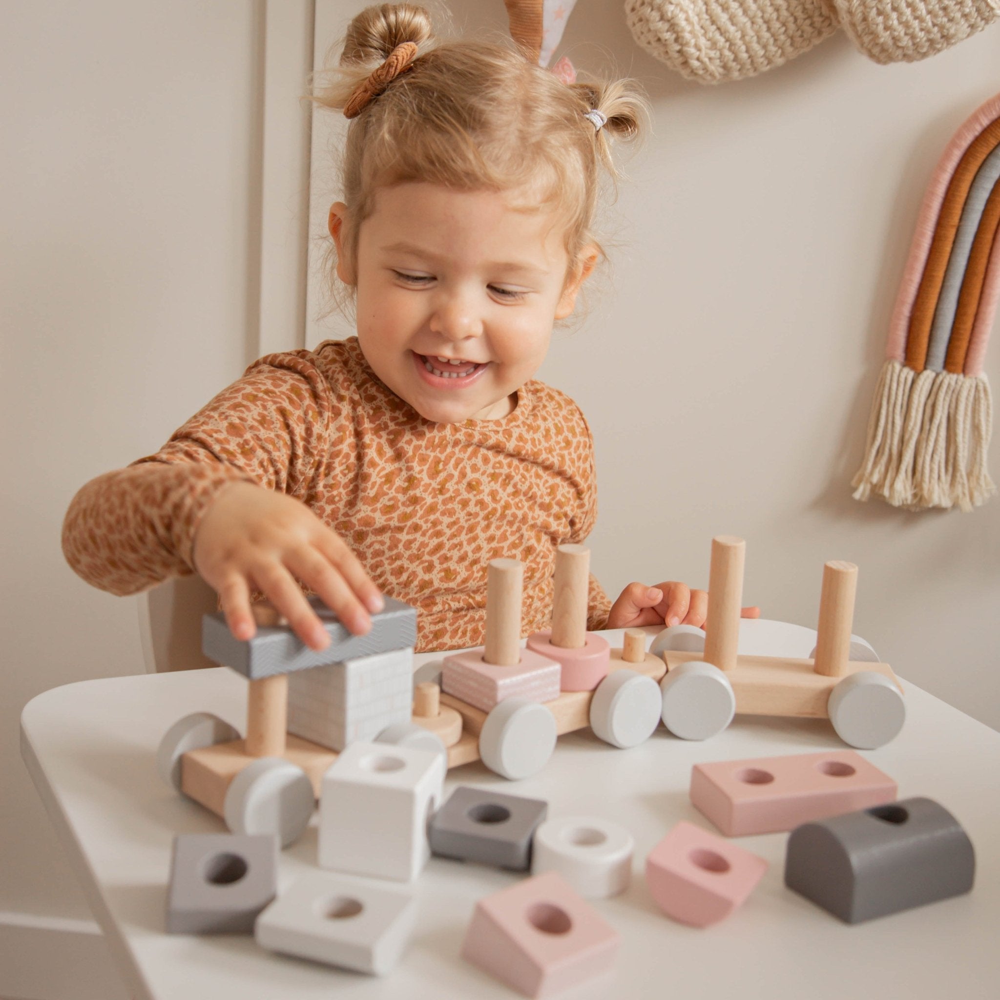 LABEL LABEL Holz Eisenbahn personalisiert - blau, rosa und beige - wunderwunsch