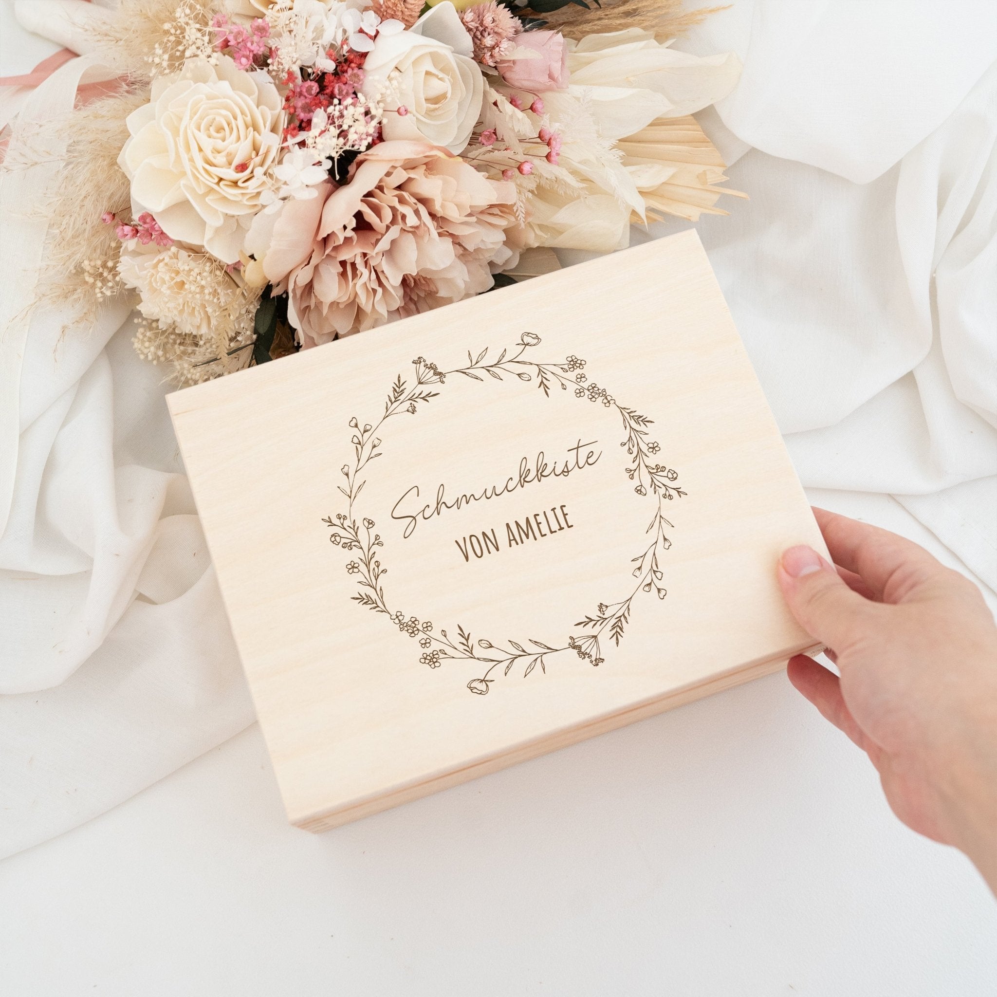 Schmuckkiste mit Spiegel aus Holz - Blumenkranz Gravur - wunderwunsch