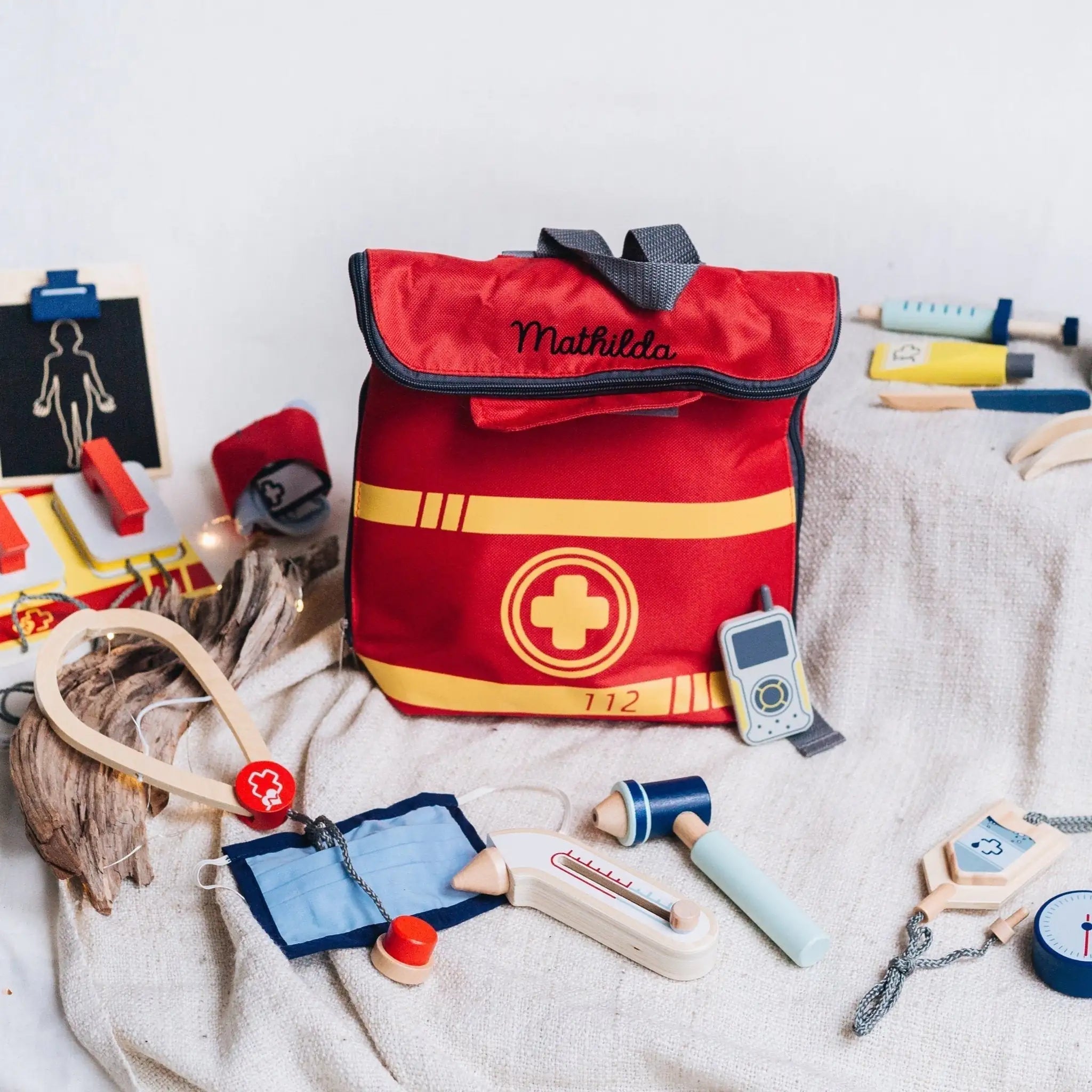 SMALL FOOT Notarztrucksack 18 - teilig personalisierbar - wunderwunsch