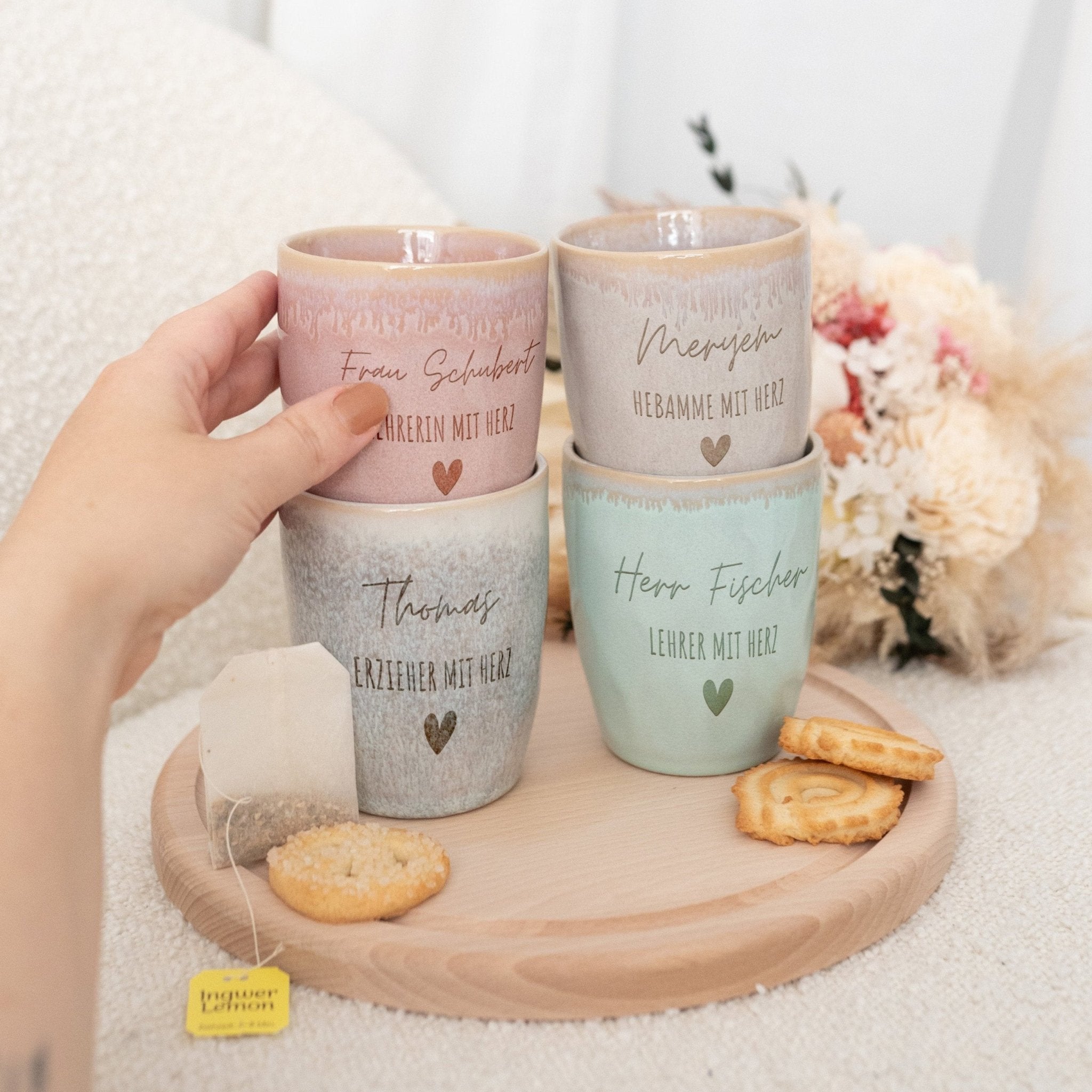 Steingut Becher sand personalisiert - Erzieherin/Lehrerin/Hebamme - wunderwunsch