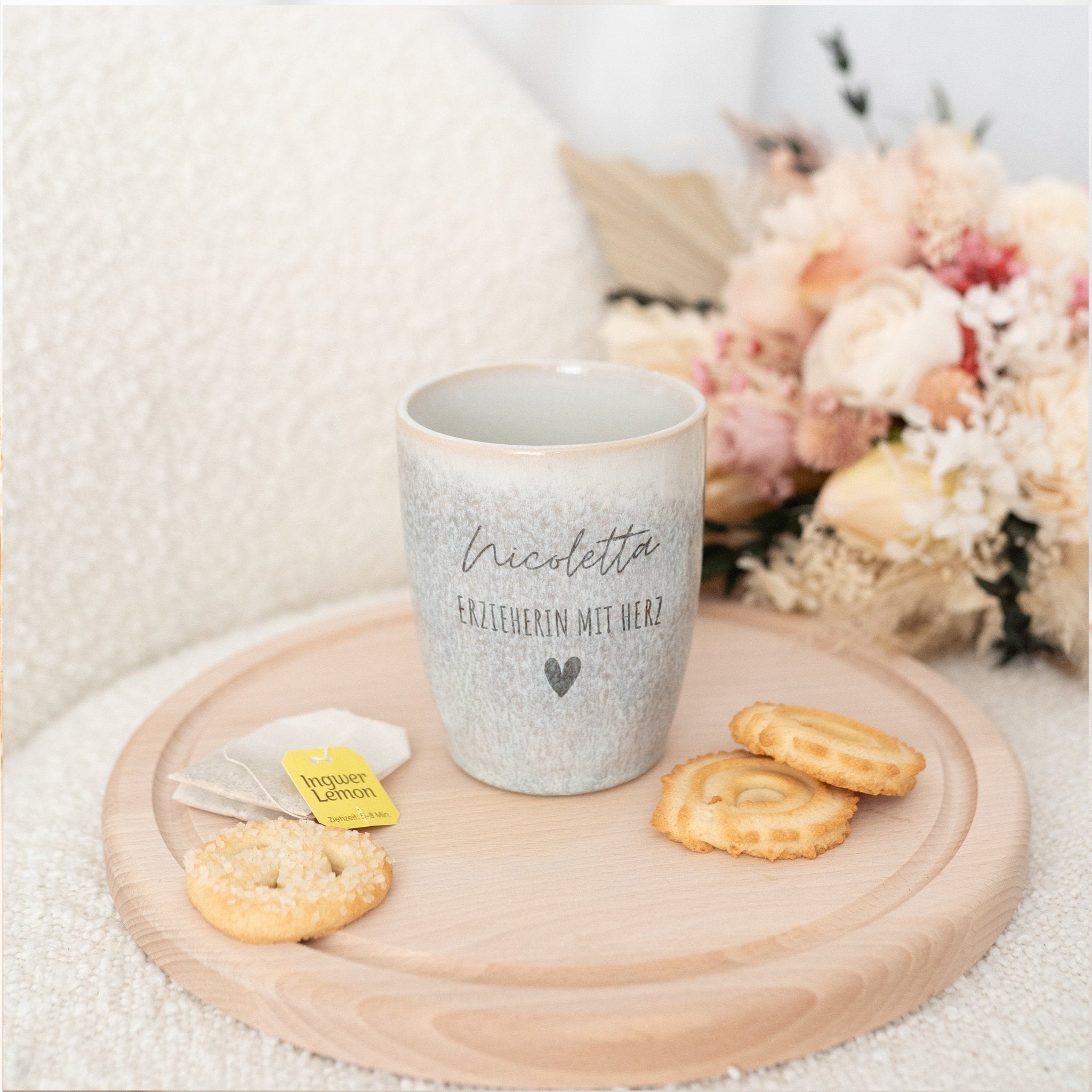 Steingut Becher sand personalisiert - Erzieherin/Lehrerin/Hebamme - wunderwunsch