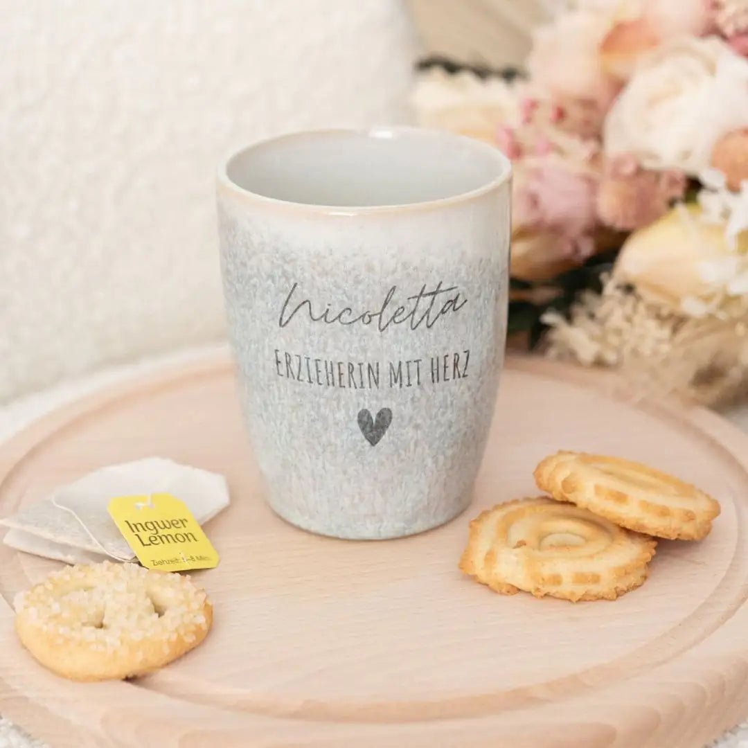 Steingut Becher sand personalisiert - Erzieherin/Lehrerin/Hebamme - wunderwunsch