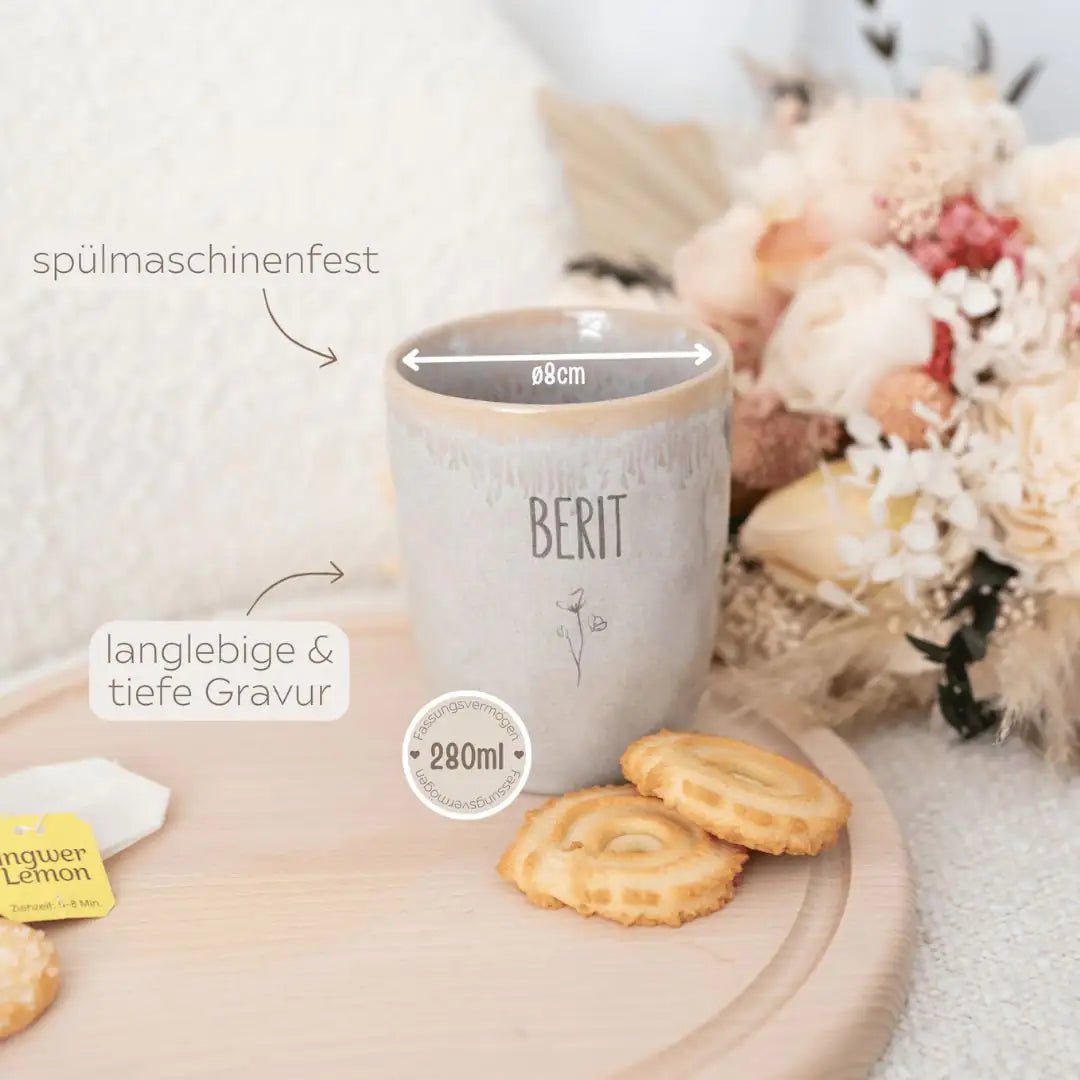 Steingut Becher sand personalisiert - Name Blume - wunderwunsch