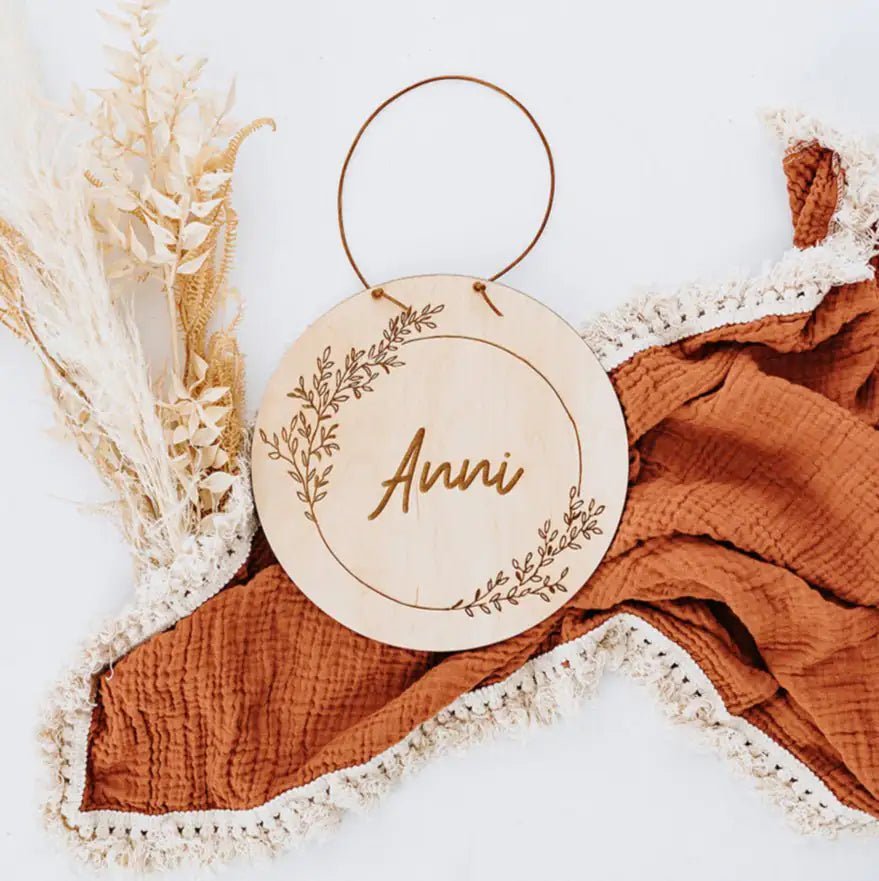 Türschild Kinderzimmer personalisiert - Blumenkranz Gravur - wunderwunsch