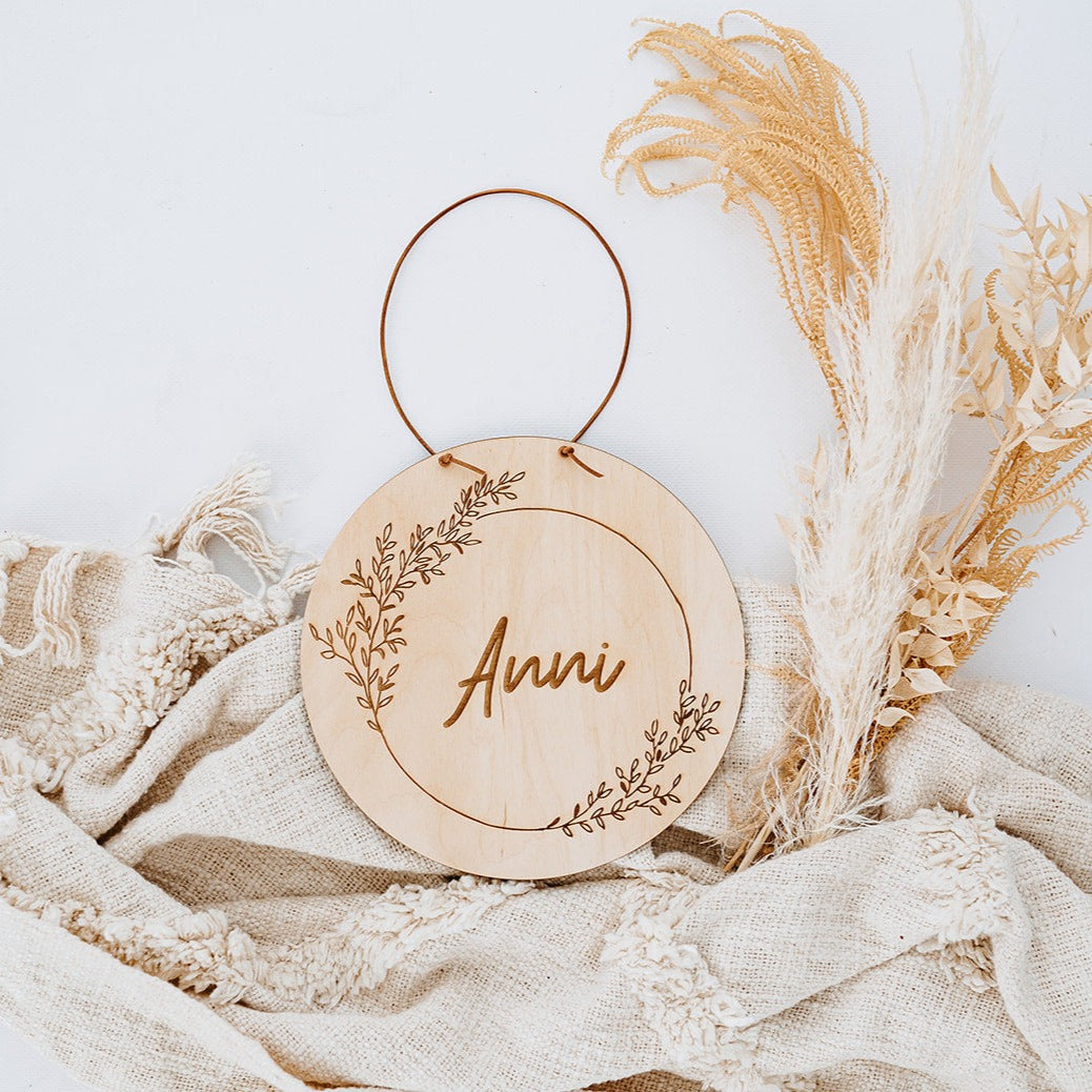 Türschild fürs Kinderzimmer personalisiert - Blumenkranz Gravur