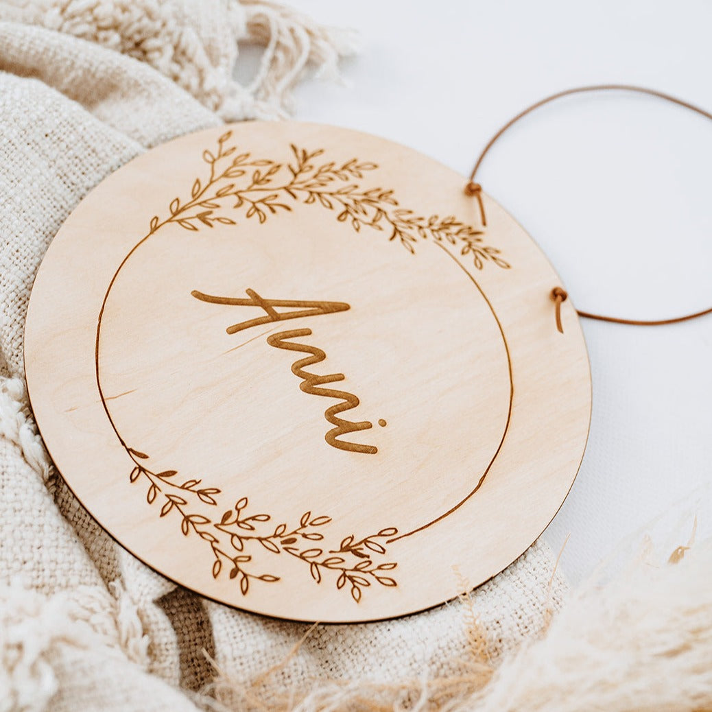 Türschild fürs Kinderzimmer personalisiert - Blumenkranz Gravur