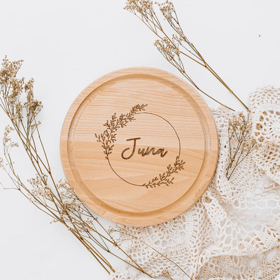 Schneidebrett Holz rund personalisiert - Blumenkranz Gravur