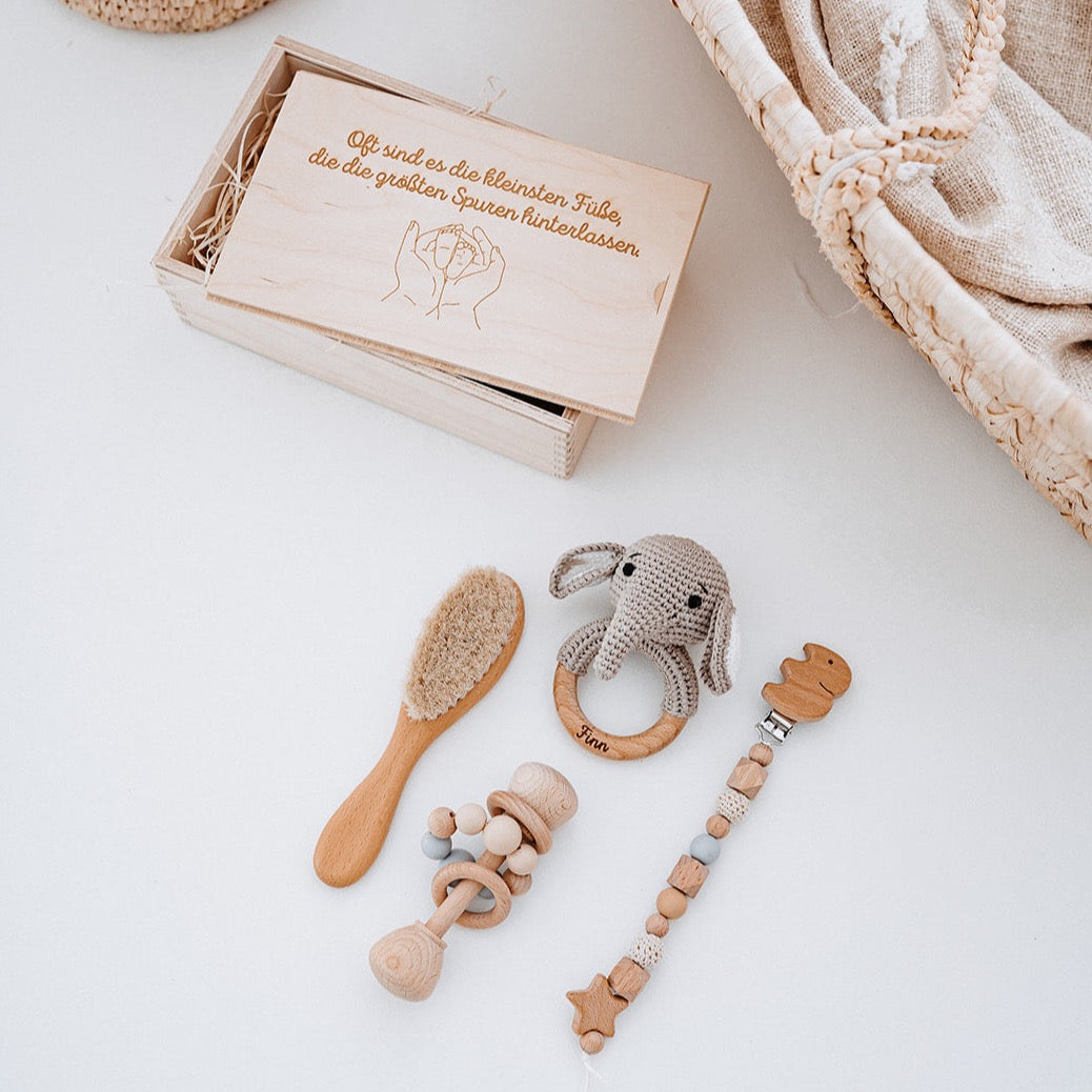 Geschenkbox für Babys personalisiert - Greifling, Rassel, Babybürste und Schnullerkette