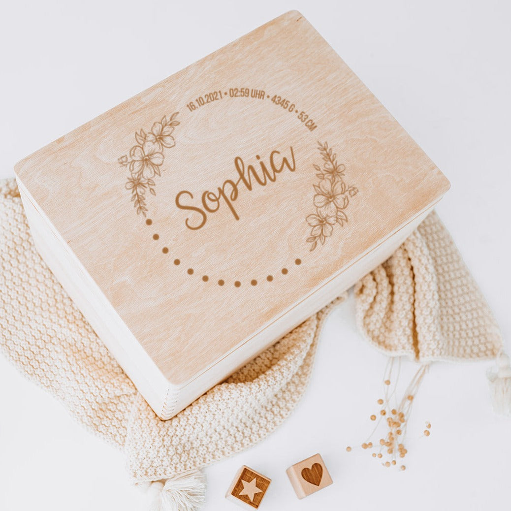 Erinnerungsbox Baby personalisiert - Blumenkranz Gravur