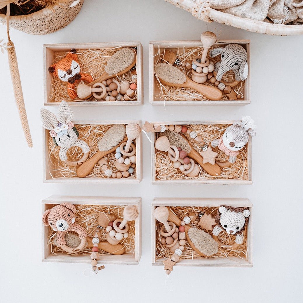 Geschenkbox für Babys personalisiert - Greifling, Rassel, Babybürste und Schnullerkette - wunderwunsch