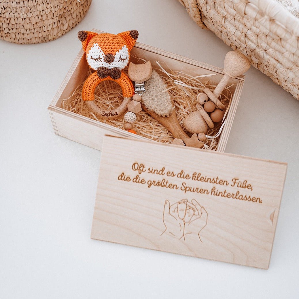 Geschenkbox für Babys personalisiert - Greifling, Rassel, Babybürste und Schnullerkette - wunderwunsch