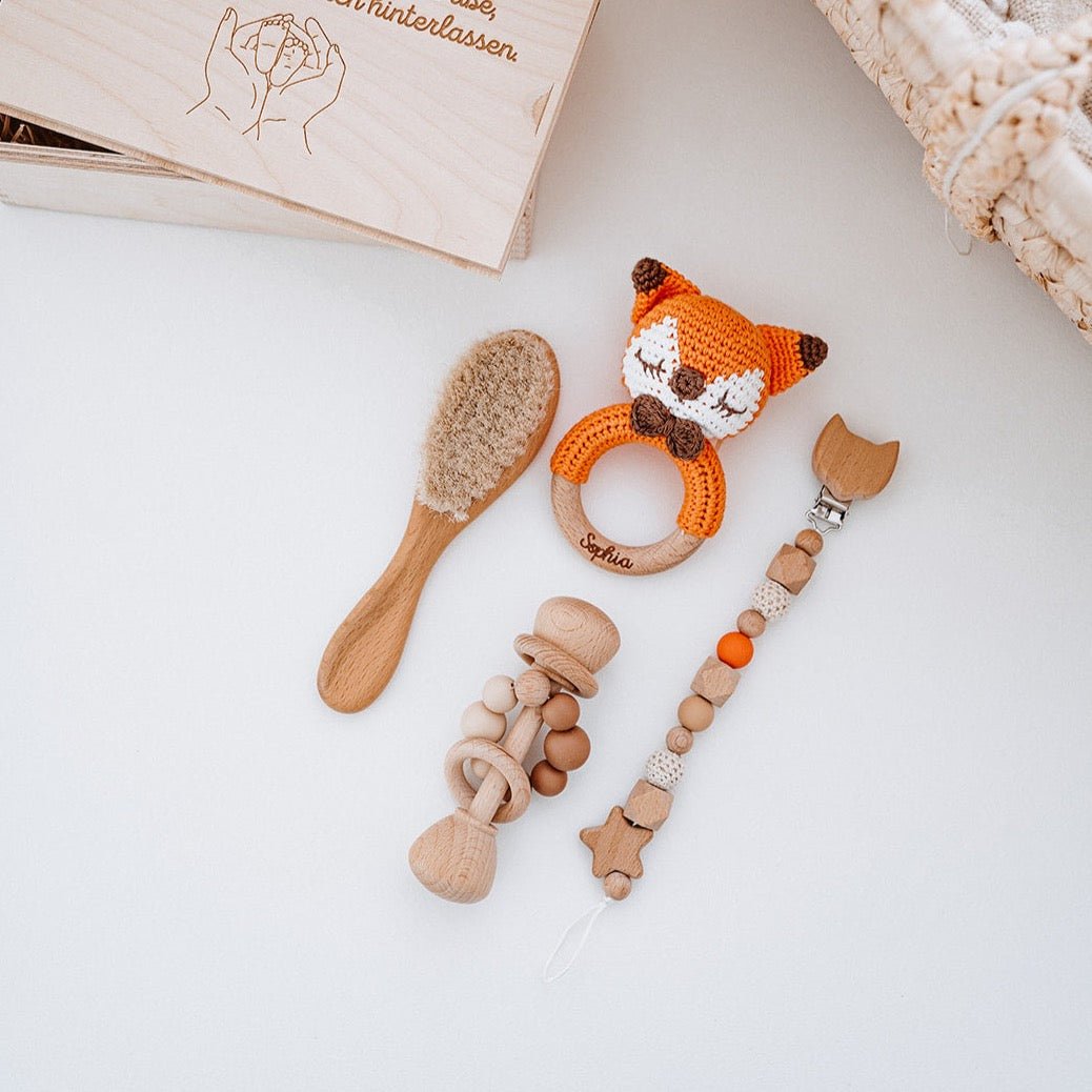 Geschenkbox für Babys personalisiert - Greifling, Rassel, Babybürste und Schnullerkette - wunderwunsch