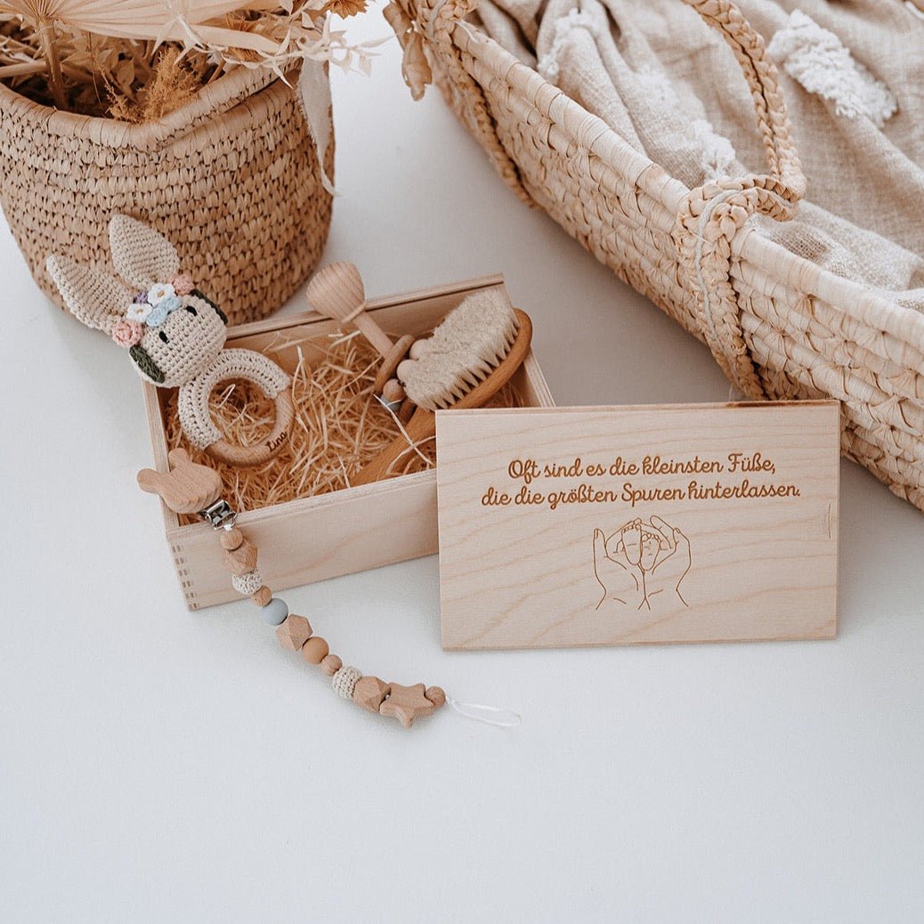 Geschenkbox für Babys personalisiert - Greifling, Rassel, Babybürste und Schnullerkette - wunderwunsch