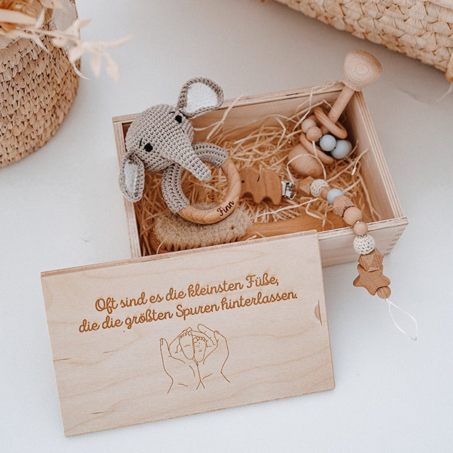 Geschenkbox für Babys personalisiert - Greifling, Rassel, Babybürste und Schnullerkette - wunderwunsch