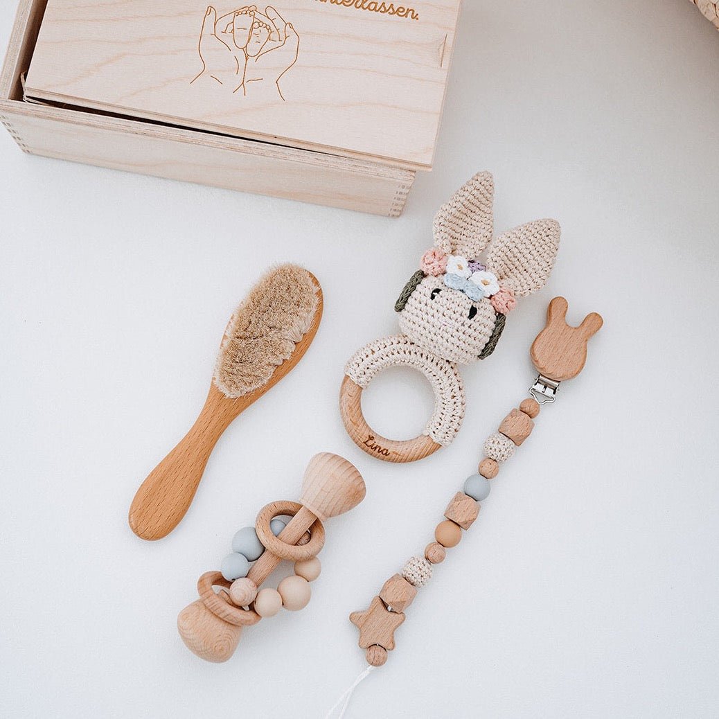 Geschenkbox für Babys personalisiert - Greifling, Rassel, Babybürste und Schnullerkette - wunderwunsch