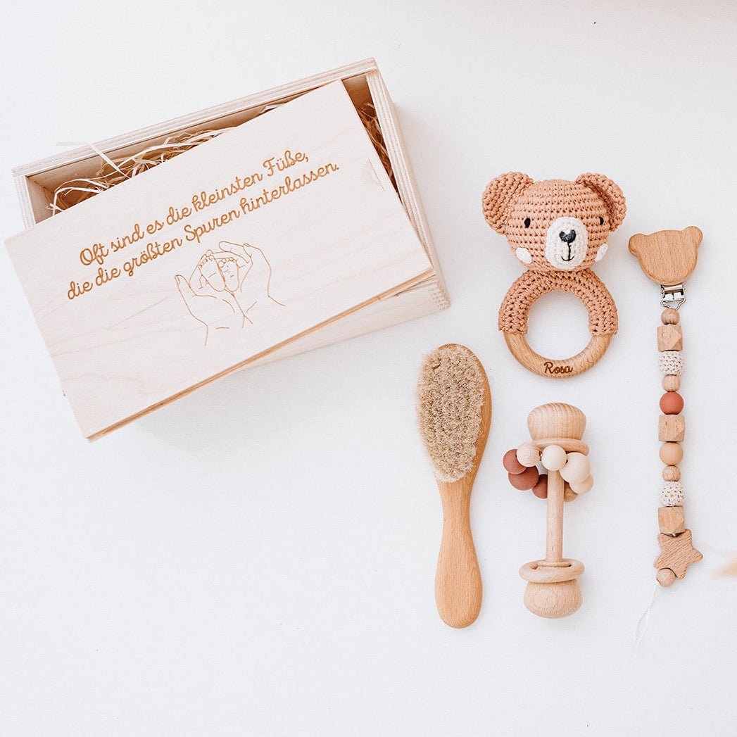 Geschenkbox für Babys personalisiert - Greifling, Rassel, Babybürste und Schnullerkette - wunderwunsch