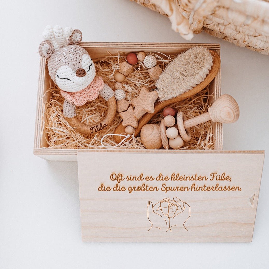 Geschenkbox für Babys personalisiert - Greifling, Rassel, Babybürste und Schnullerkette - wunderwunsch