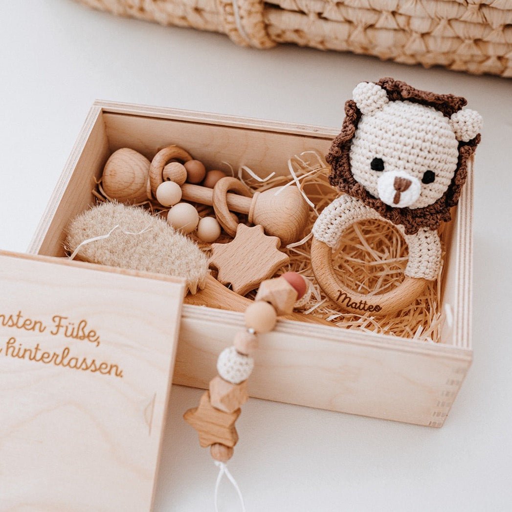 Geschenkbox für Babys personalisiert - Greifling, Rassel, Babybürste und Schnullerkette - wunderwunsch