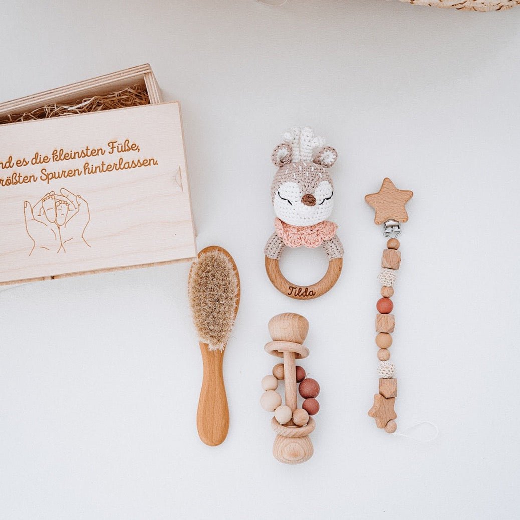 Geschenkbox für Babys personalisiert - Greifling, Rassel, Babybürste und Schnullerkette - wunderwunsch