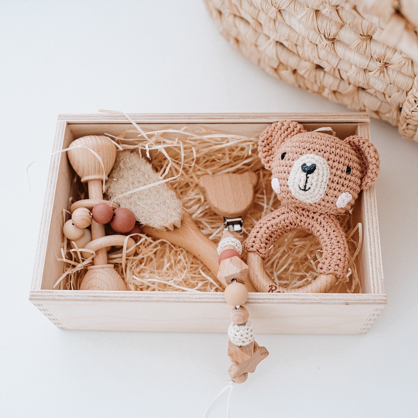 Geschenkbox für Babys personalisiert - Greifling, Rassel, Babybürste und Schnullerkette - wunderwunsch