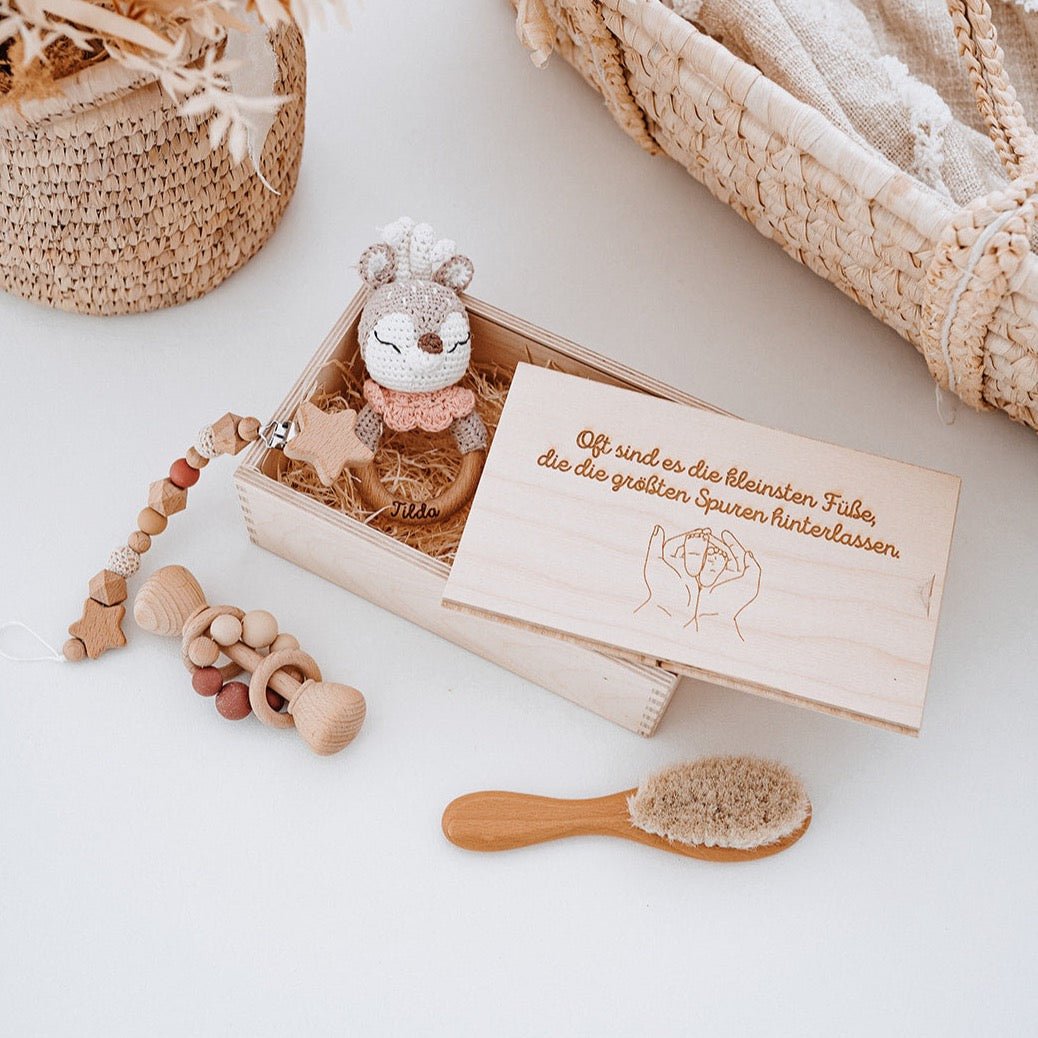 Geschenkbox für Babys personalisiert - Greifling, Rassel, Babybürste und Schnullerkette - wunderwunsch