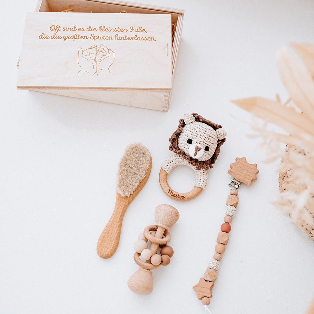 Geschenkbox für Babys personalisiert - Greifling, Rassel, Babybürste und Schnullerkette - wunderwunsch