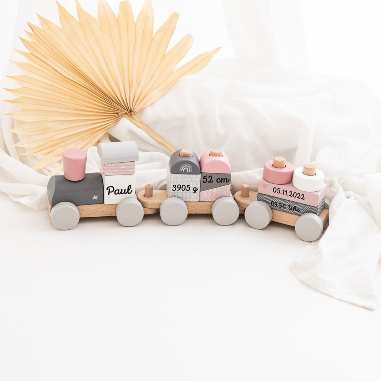 LABEL LABEL Holz Eisenbahn personalisiert - blau, rosa und beige - wunderwunsch