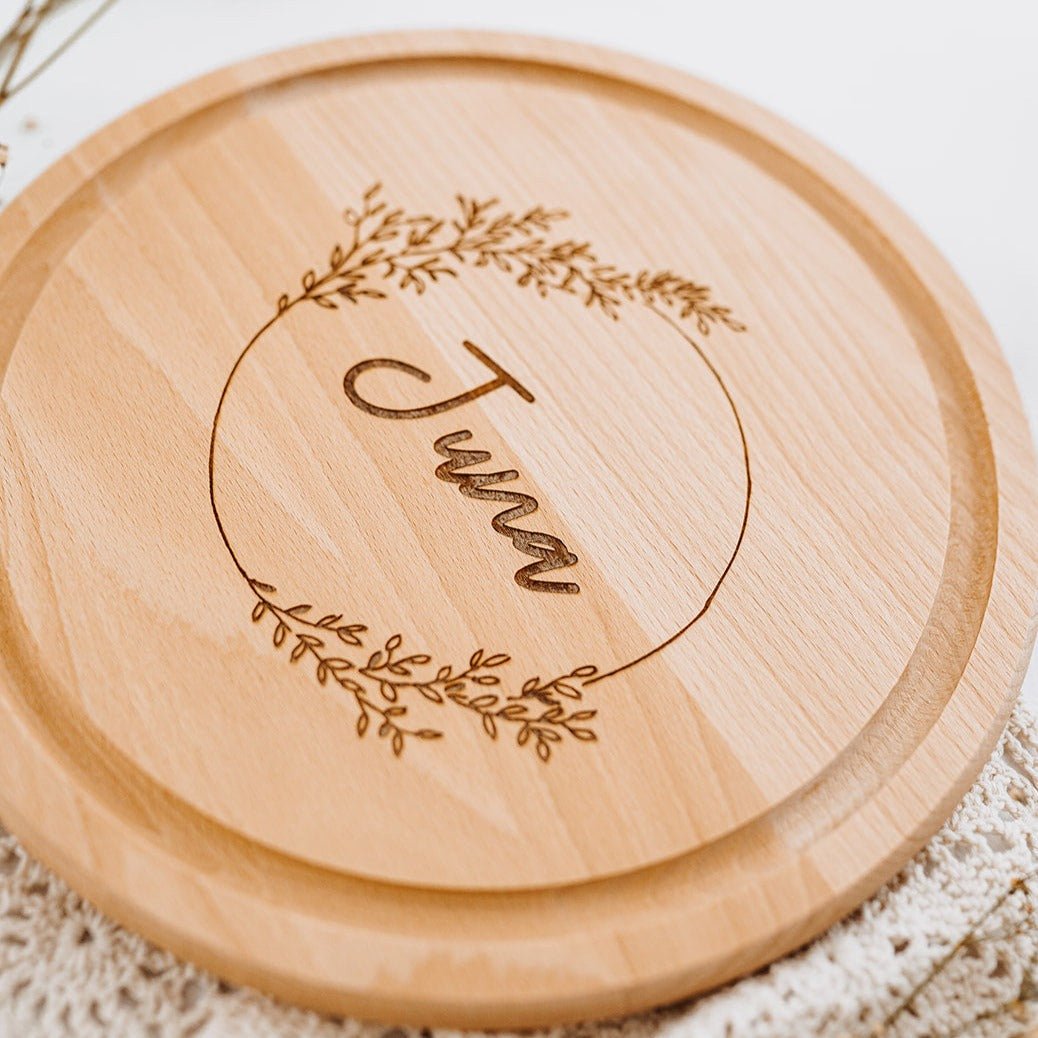 Schneidebrett Holz rund personalisiert - Blumenkranz Gravur - wunderwunsch