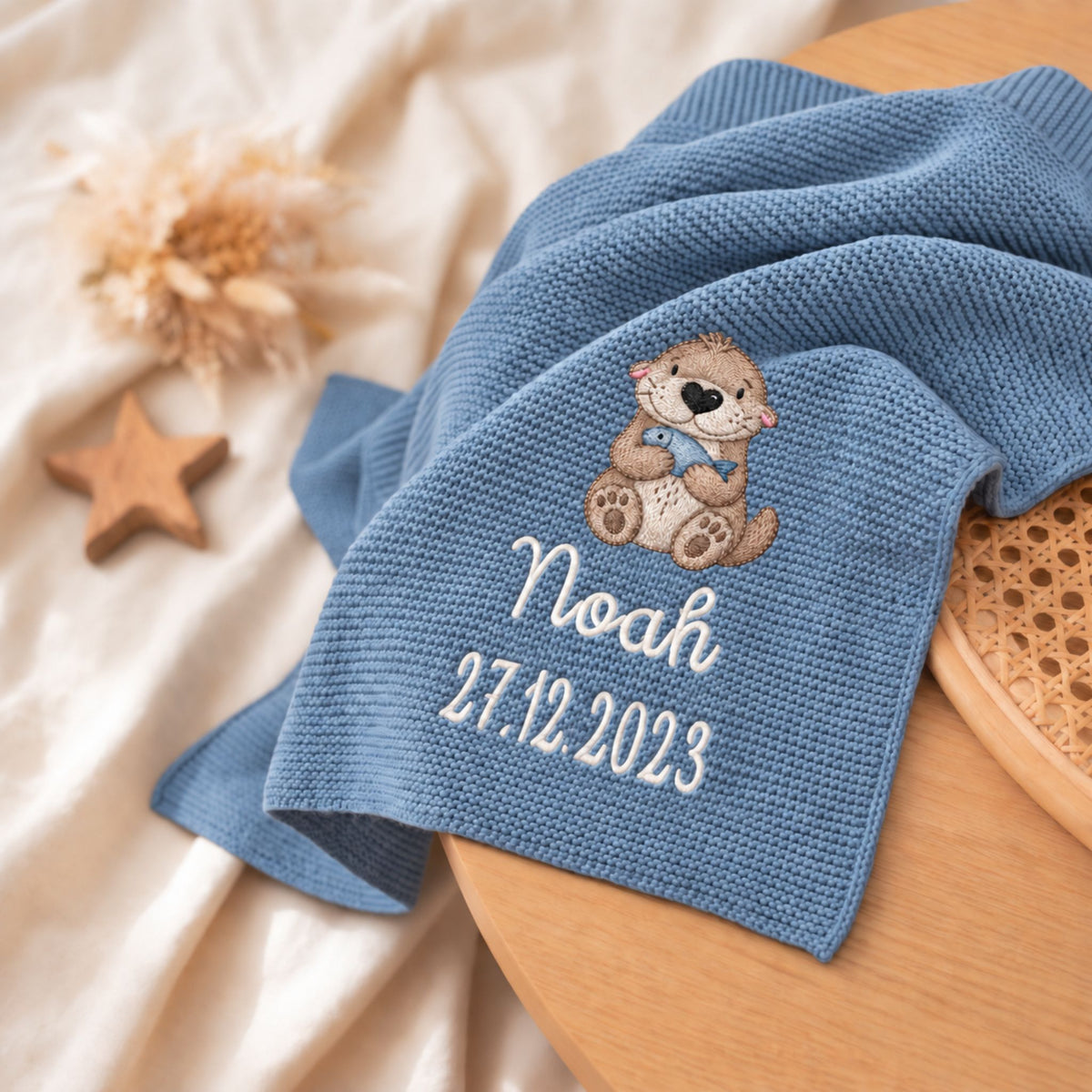 Baby Strickdecke aus 100% Bio-Baumwolle personalisiert - Otter mit Fisch