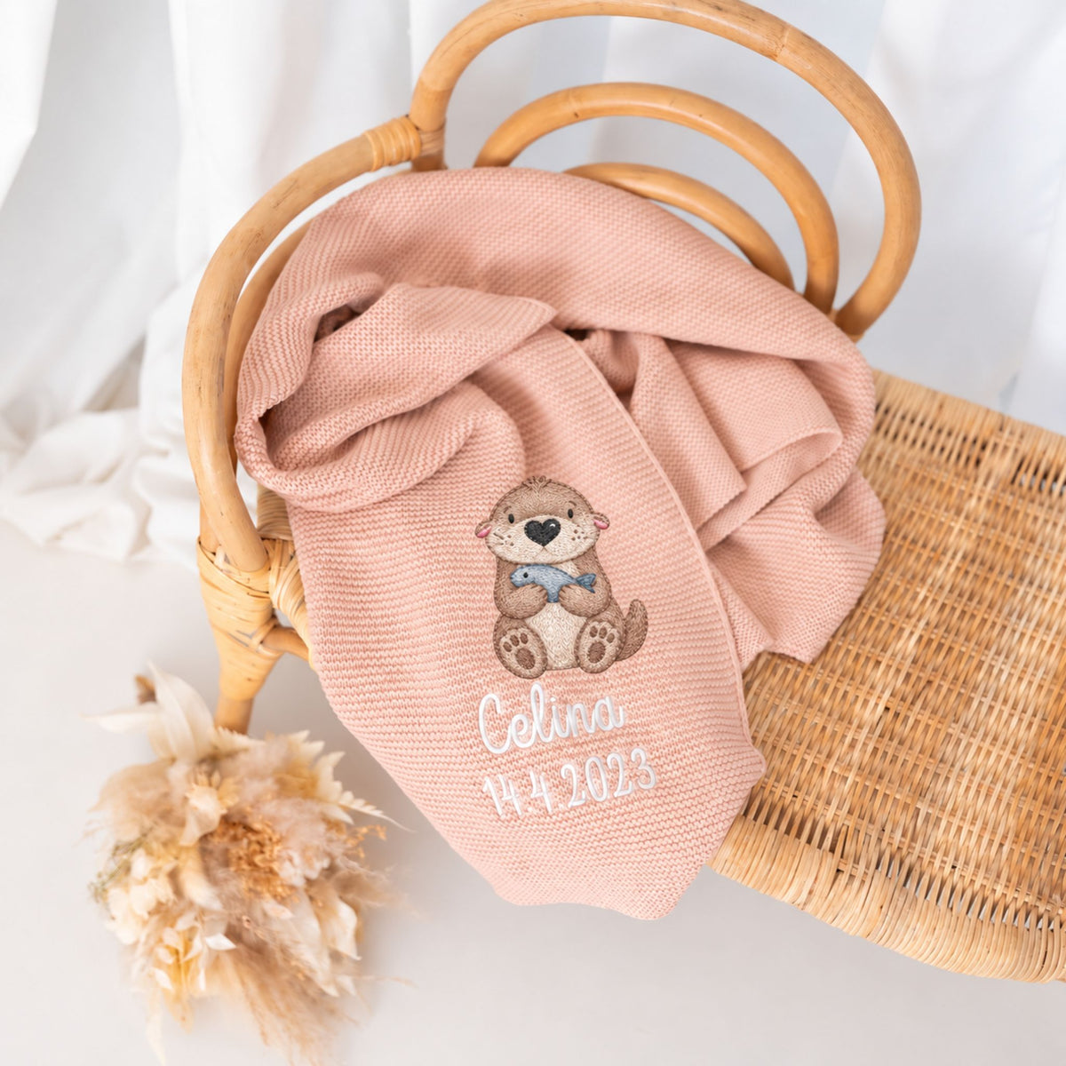 Baby Strickdecke aus 100% Bio-Baumwolle personalisiert - Otter mit Fisch