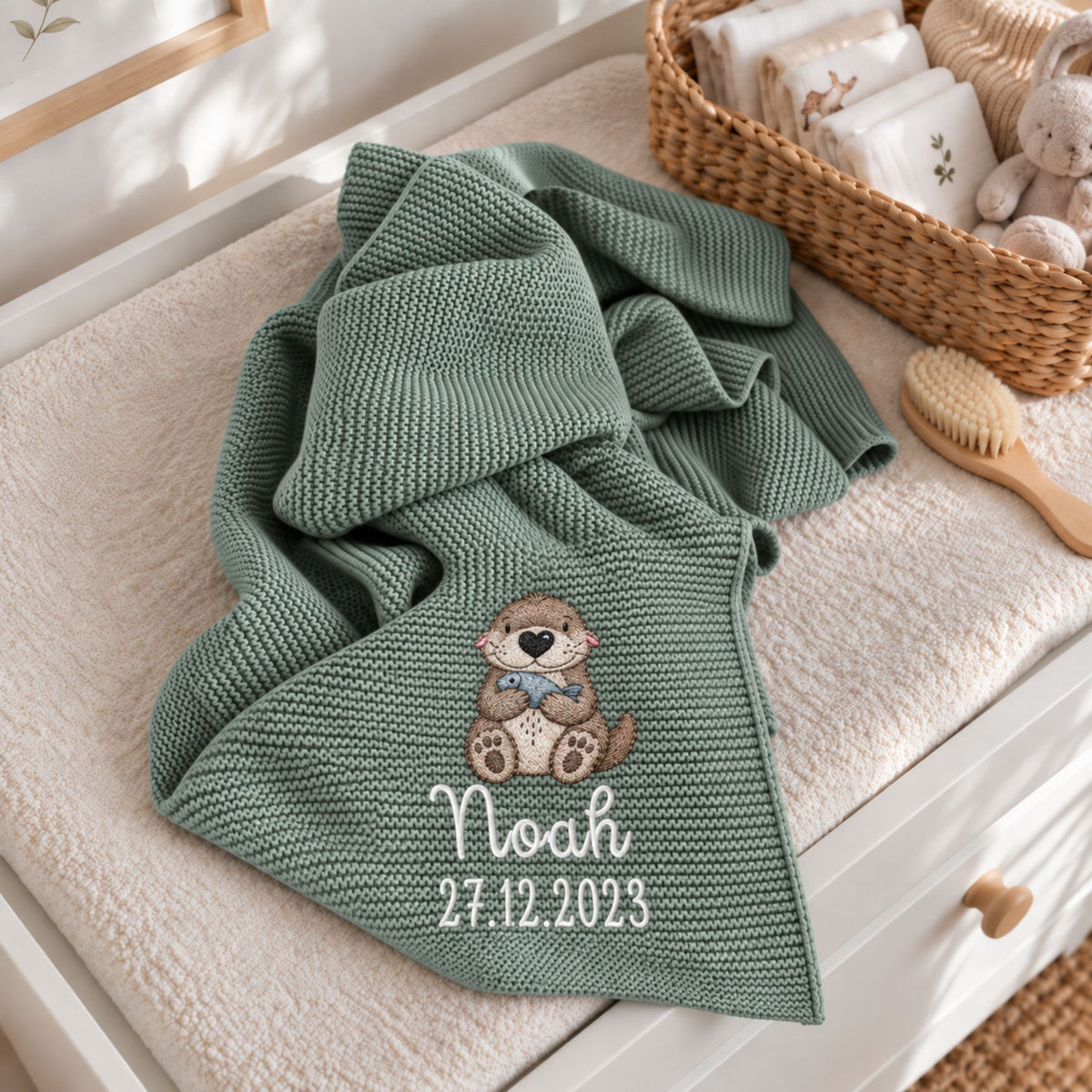 Baby Strickdecke aus 100% Bio-Baumwolle personalisiert - Otter mit Fisch